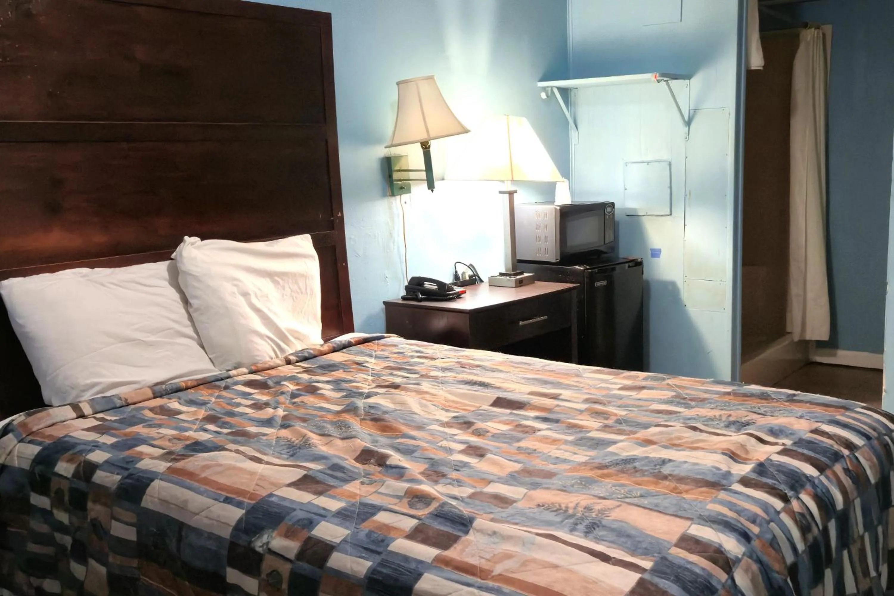 Bedroom, Bed in Holiday Motel by Belvilla Cleveland, TN