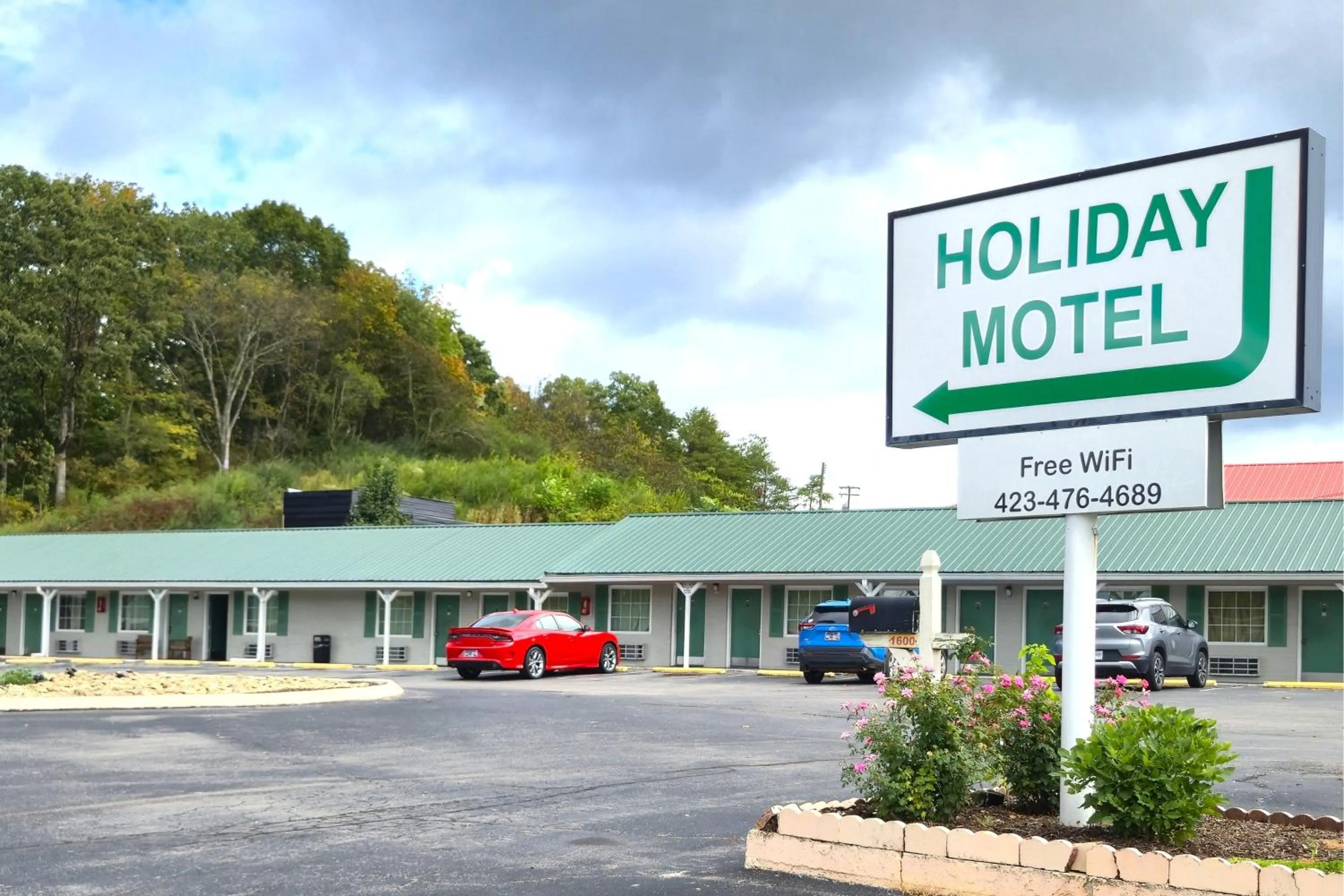 Parking in Holiday Motel by Belvilla Cleveland, TN