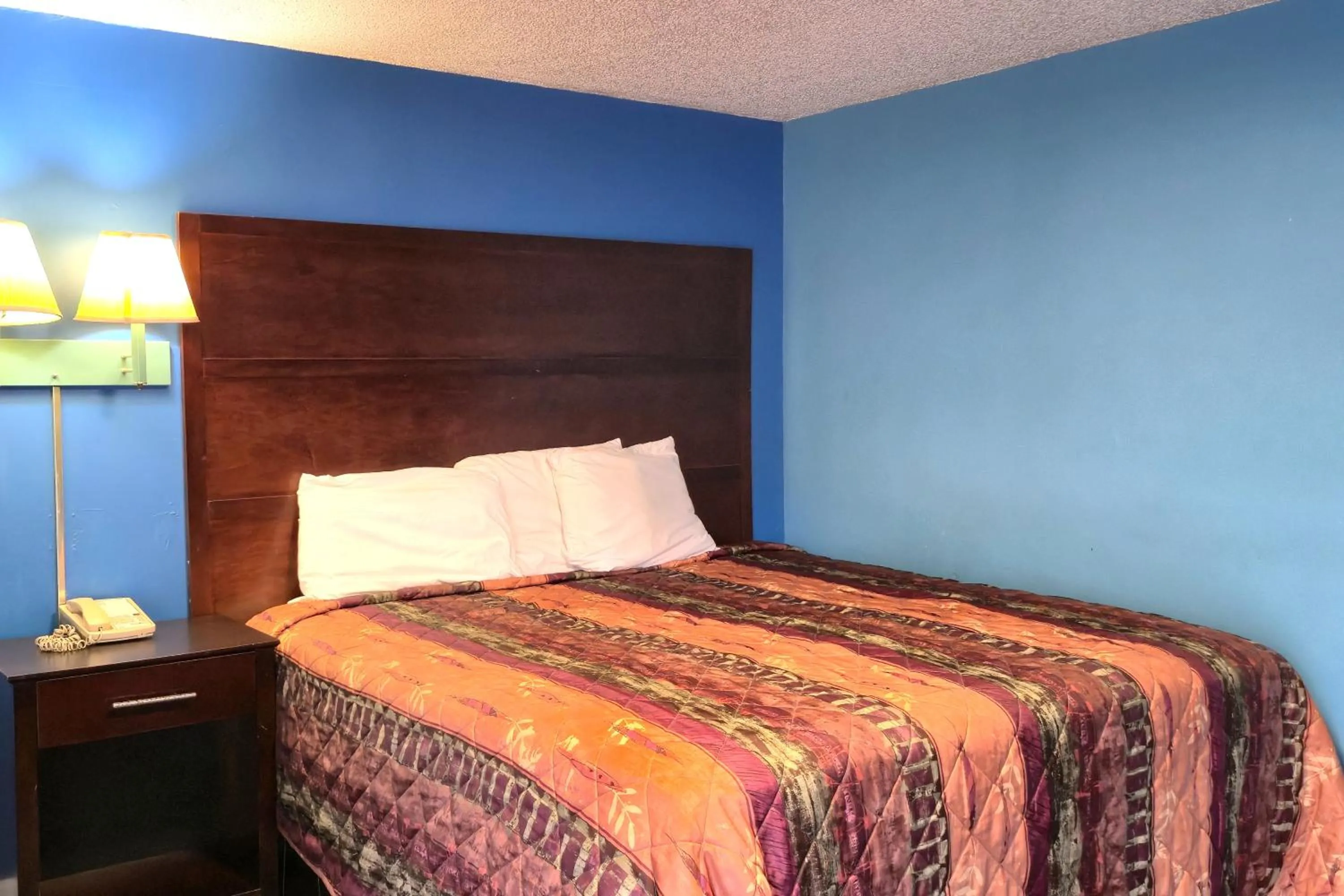 Bedroom, Bed in Holiday Motel by Belvilla Cleveland, TN