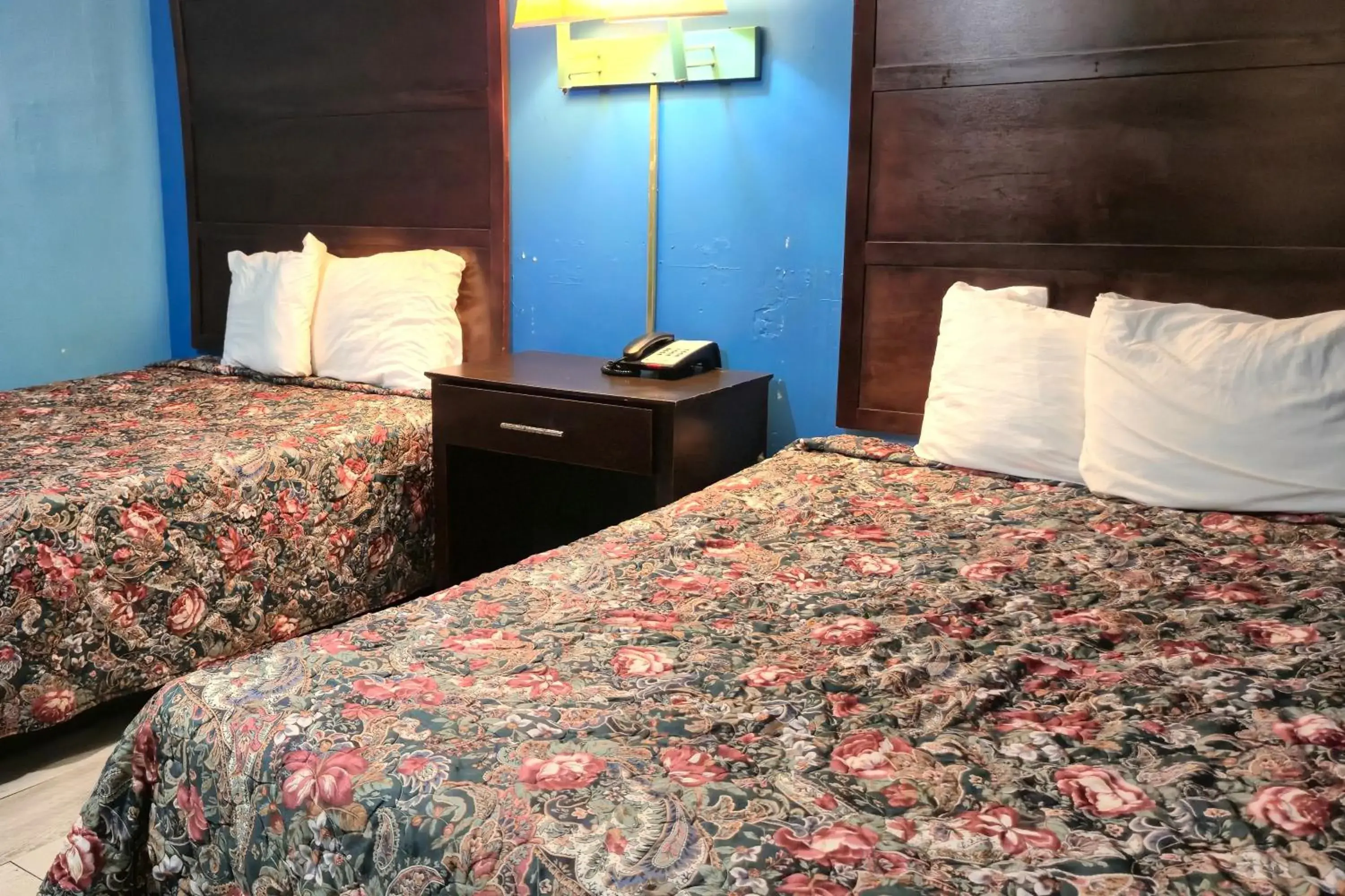 2 Full Beds Non Smoking in Holiday Motel by Belvilla Cleveland, TN 2 Full Beds Non Smoking in Holiday Motel by Belvilla Cleveland, TN