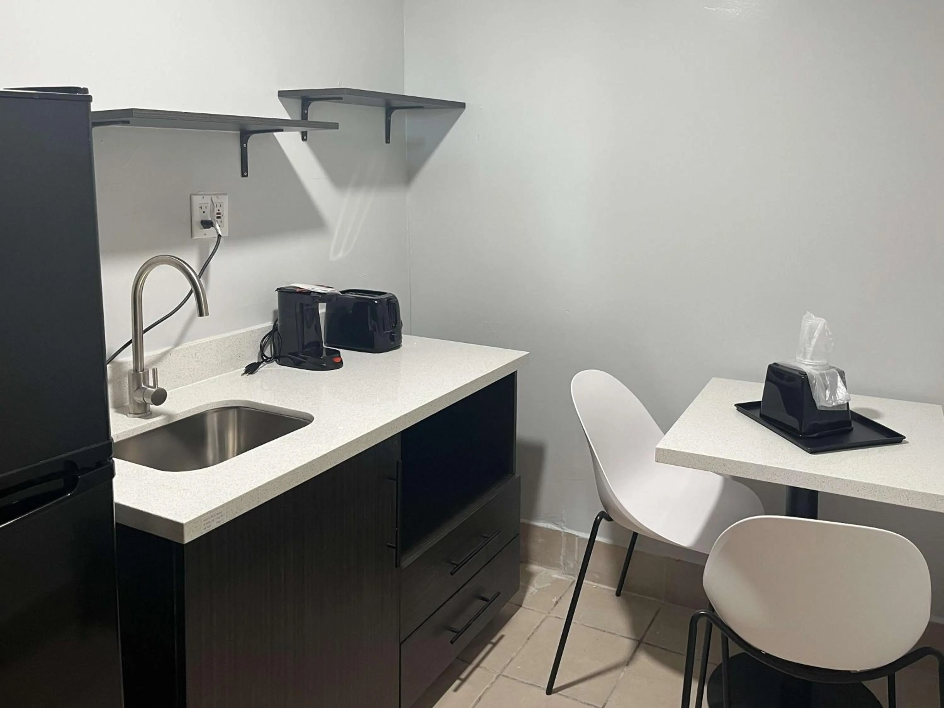 Kitchen or kitchenette in Studio 6 Borger, TX Boom Town