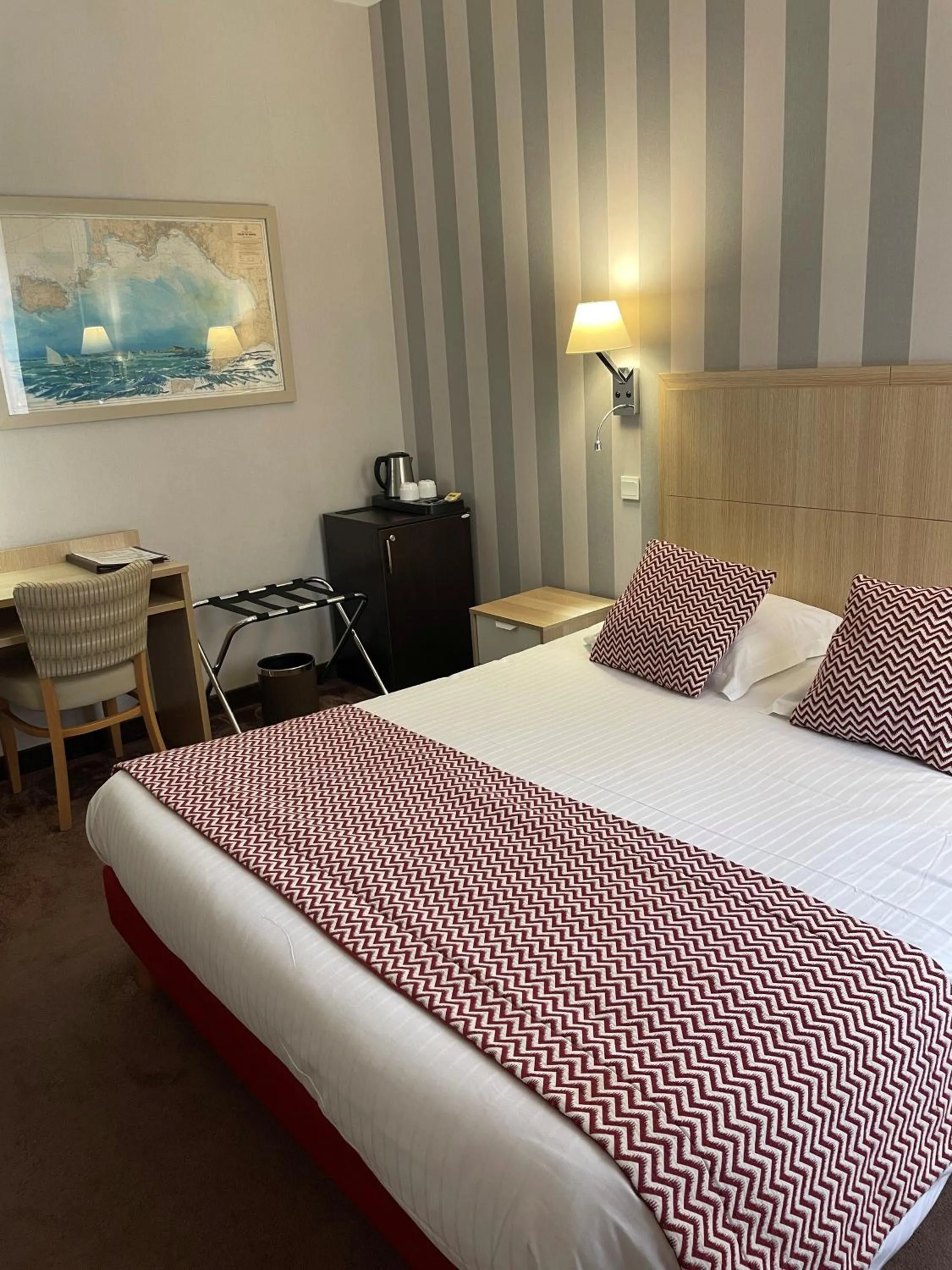 Coffee/tea facilities, Bed in Hotel Ajoncs d'Or