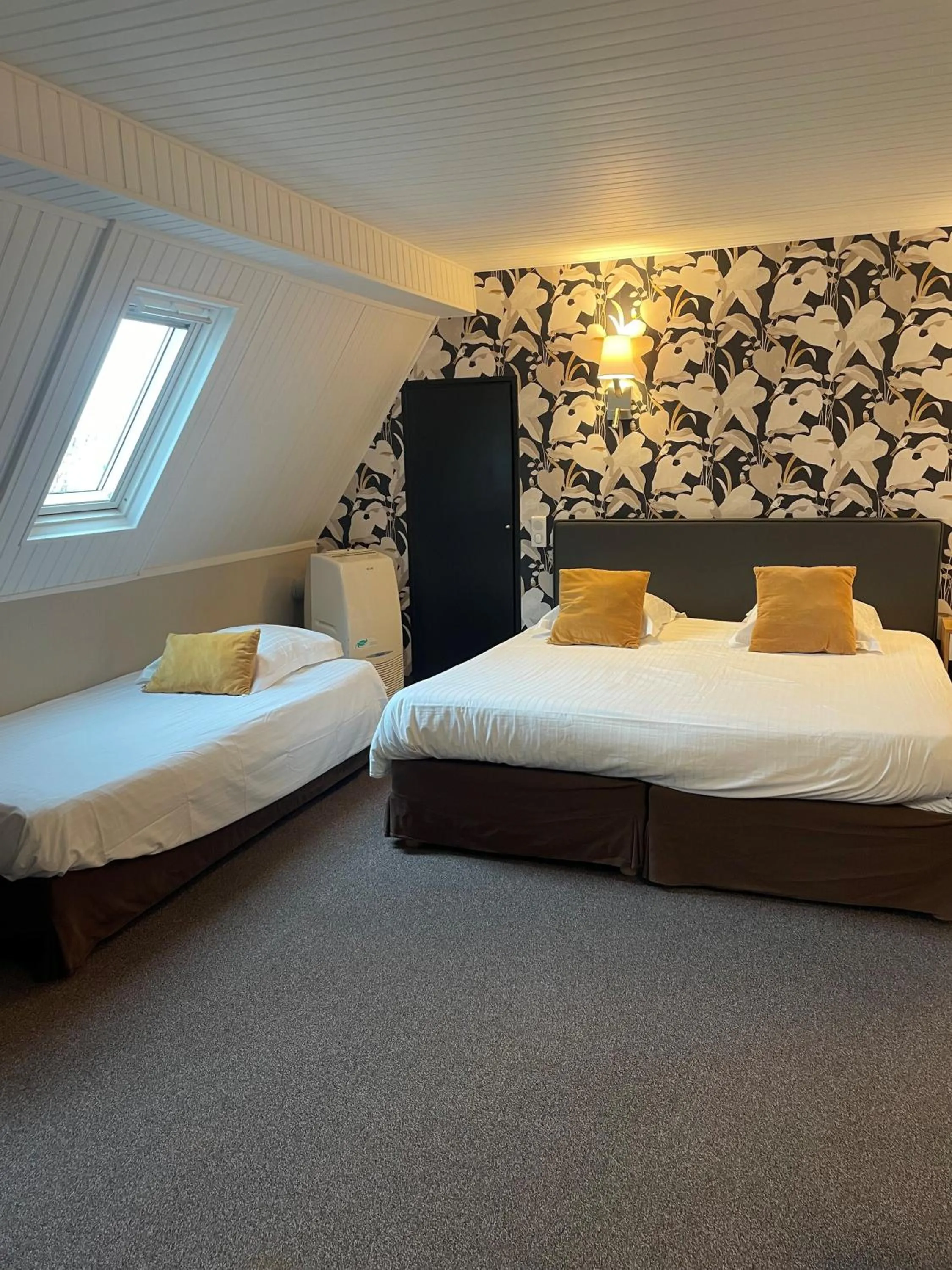 Photo of the whole room, Bed in Hotel Ajoncs d'Or