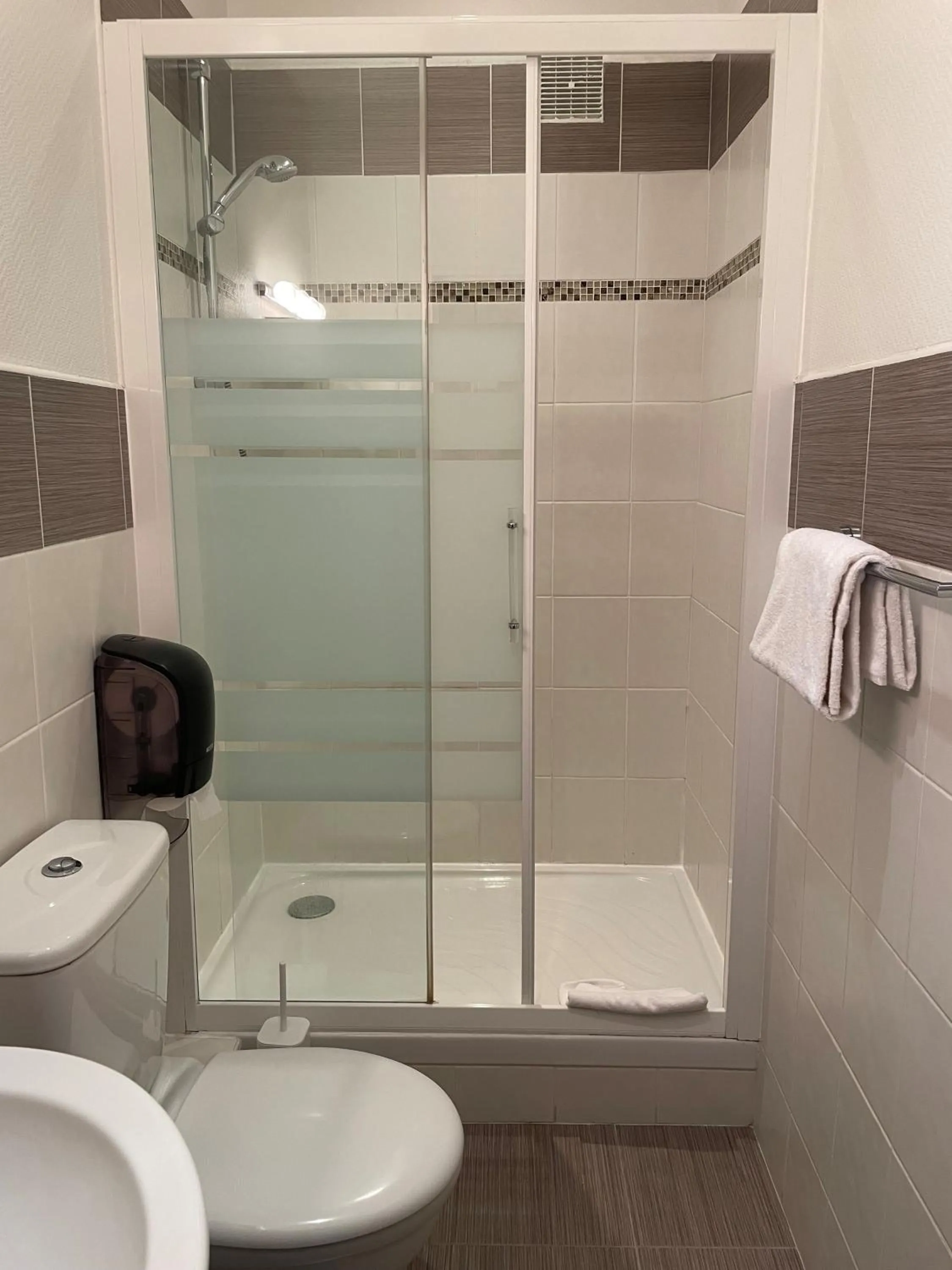 Shower in Hotel Ajoncs d'Or