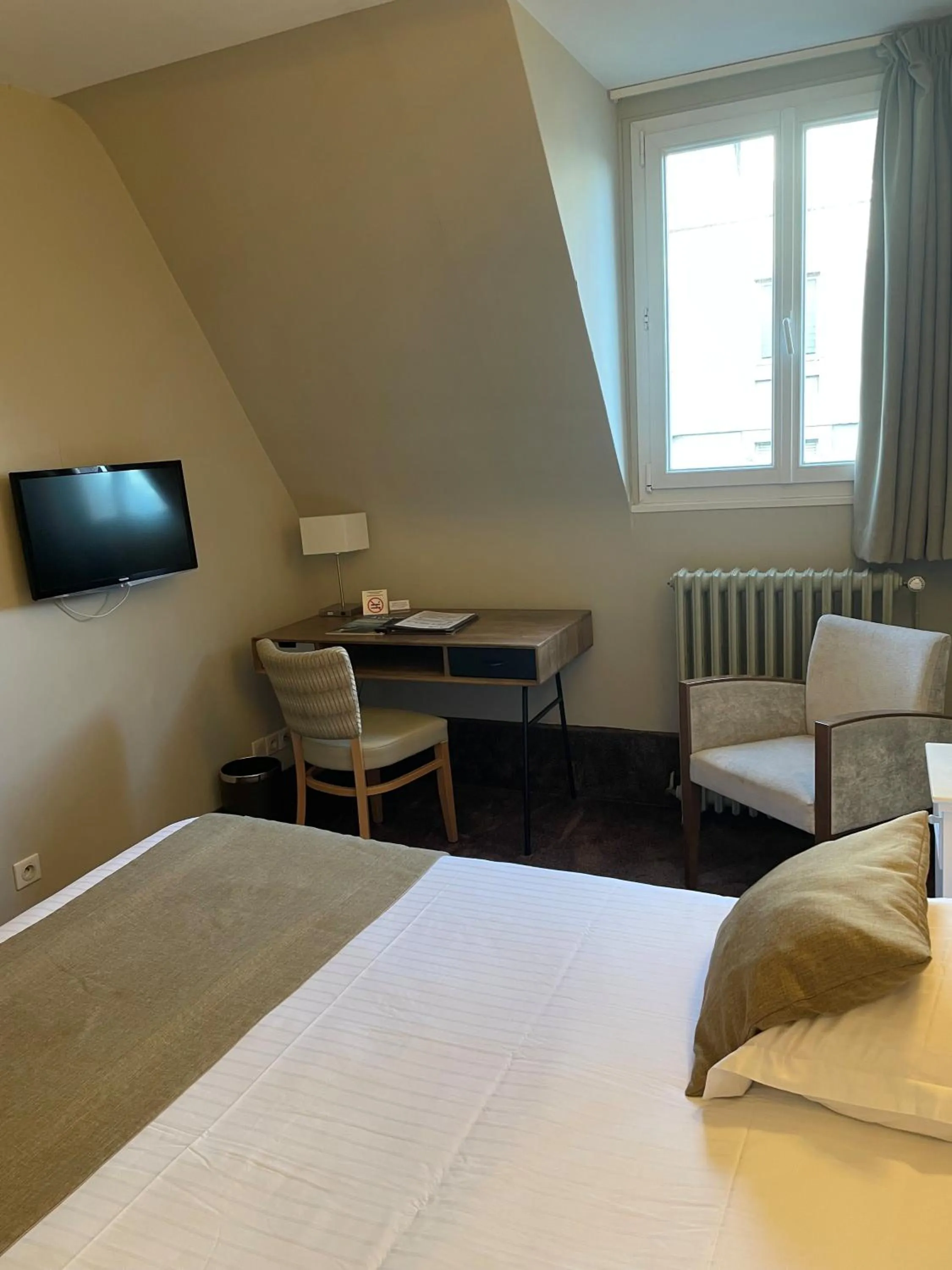 Seating area, Bed in Hotel Ajoncs d'Or