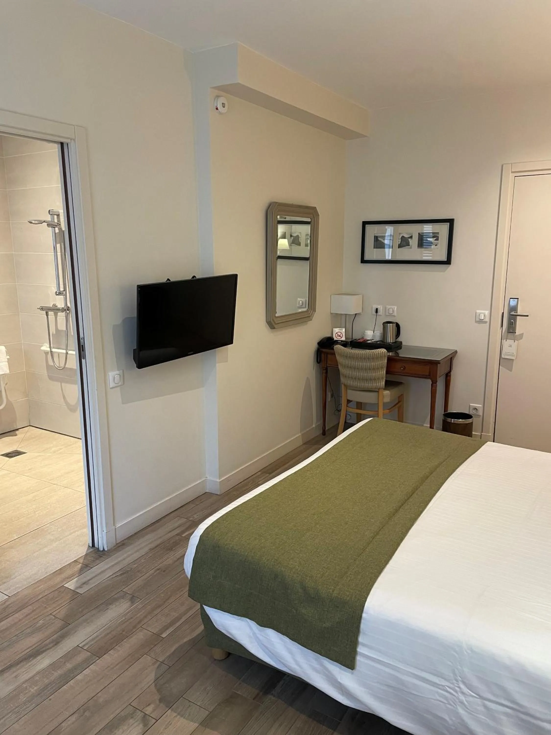 TV and multimedia, Bed in Hotel Ajoncs d'Or