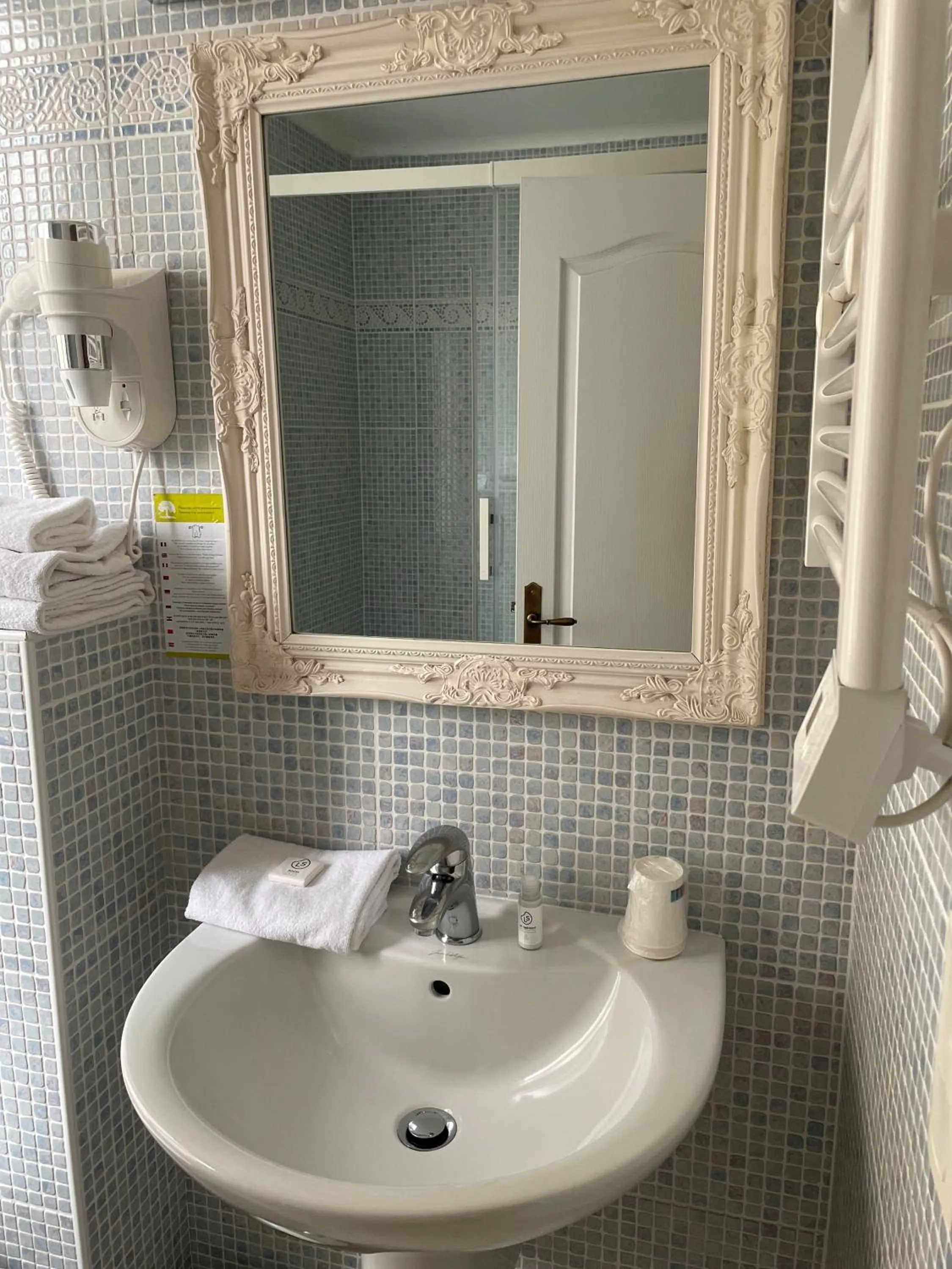 towels in Hotel Ajoncs d'Or