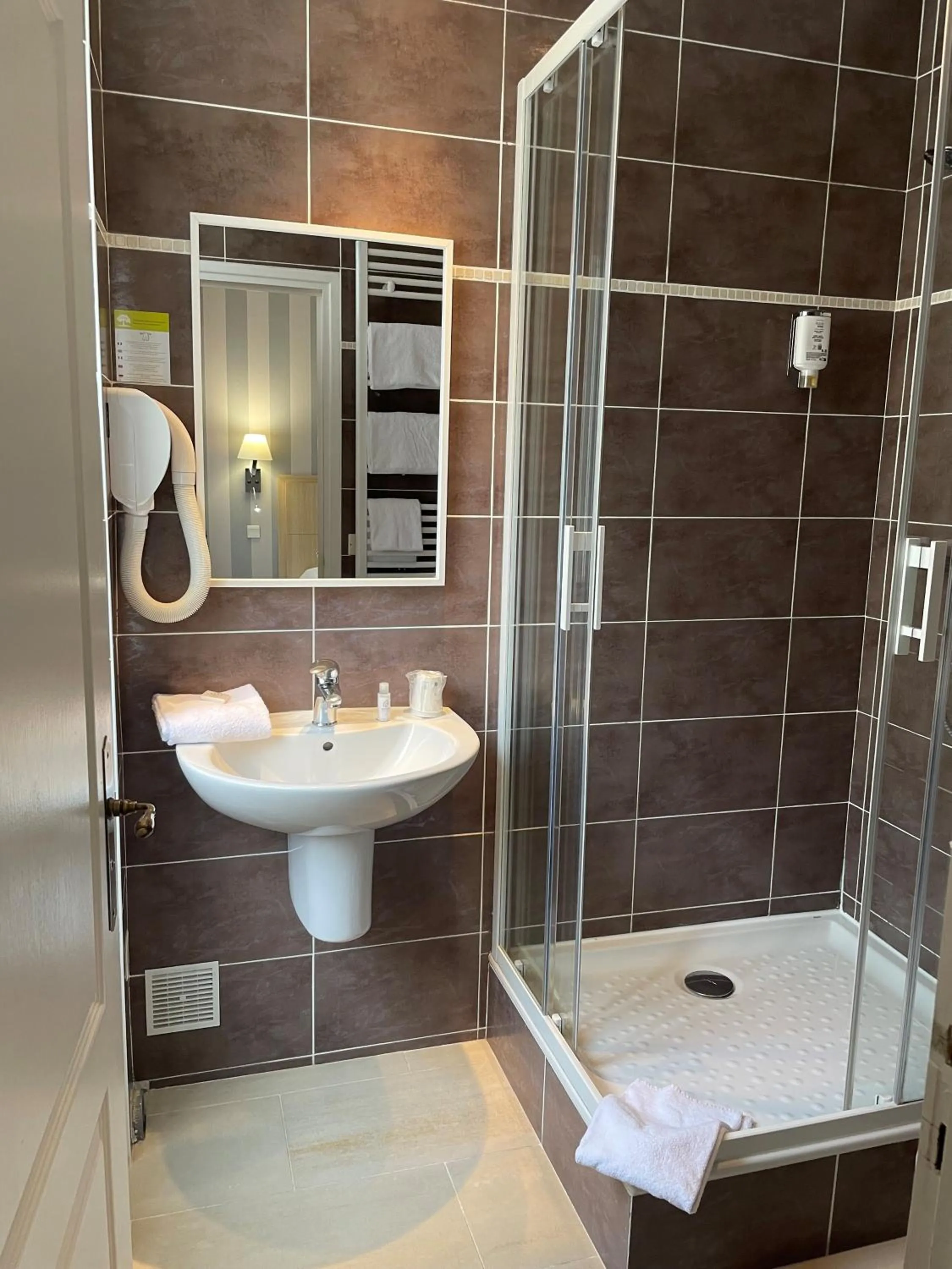 Shower in Hotel Ajoncs d'Or