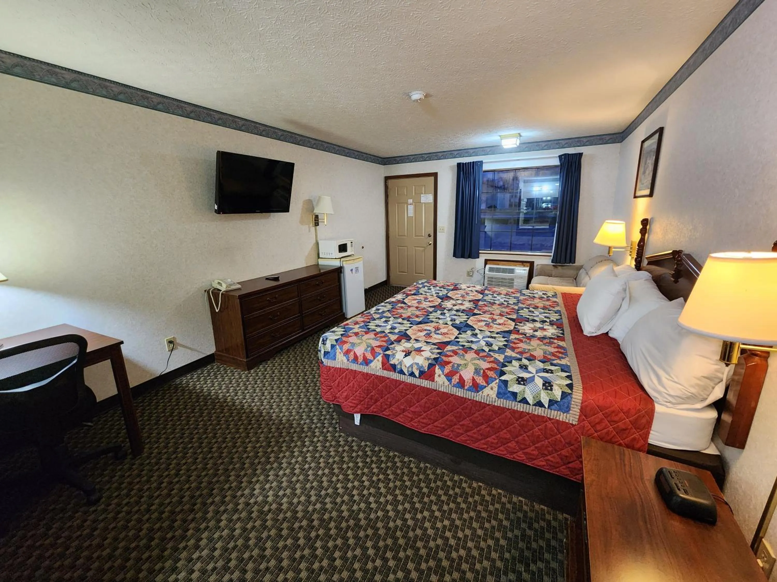 TV and multimedia, Bed in Americas Inn Bardstown