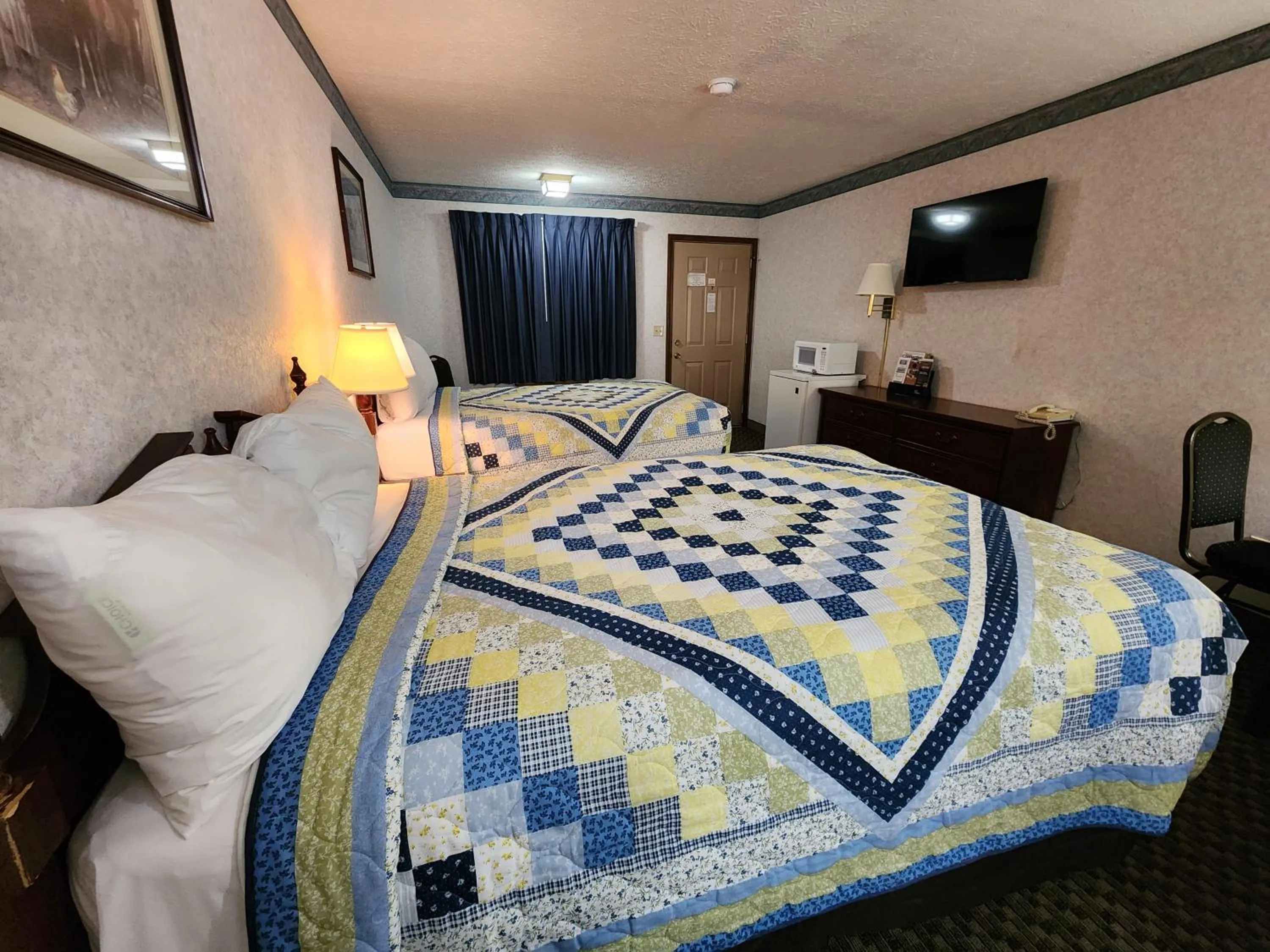 TV and multimedia, Bed in Americas Inn Bardstown