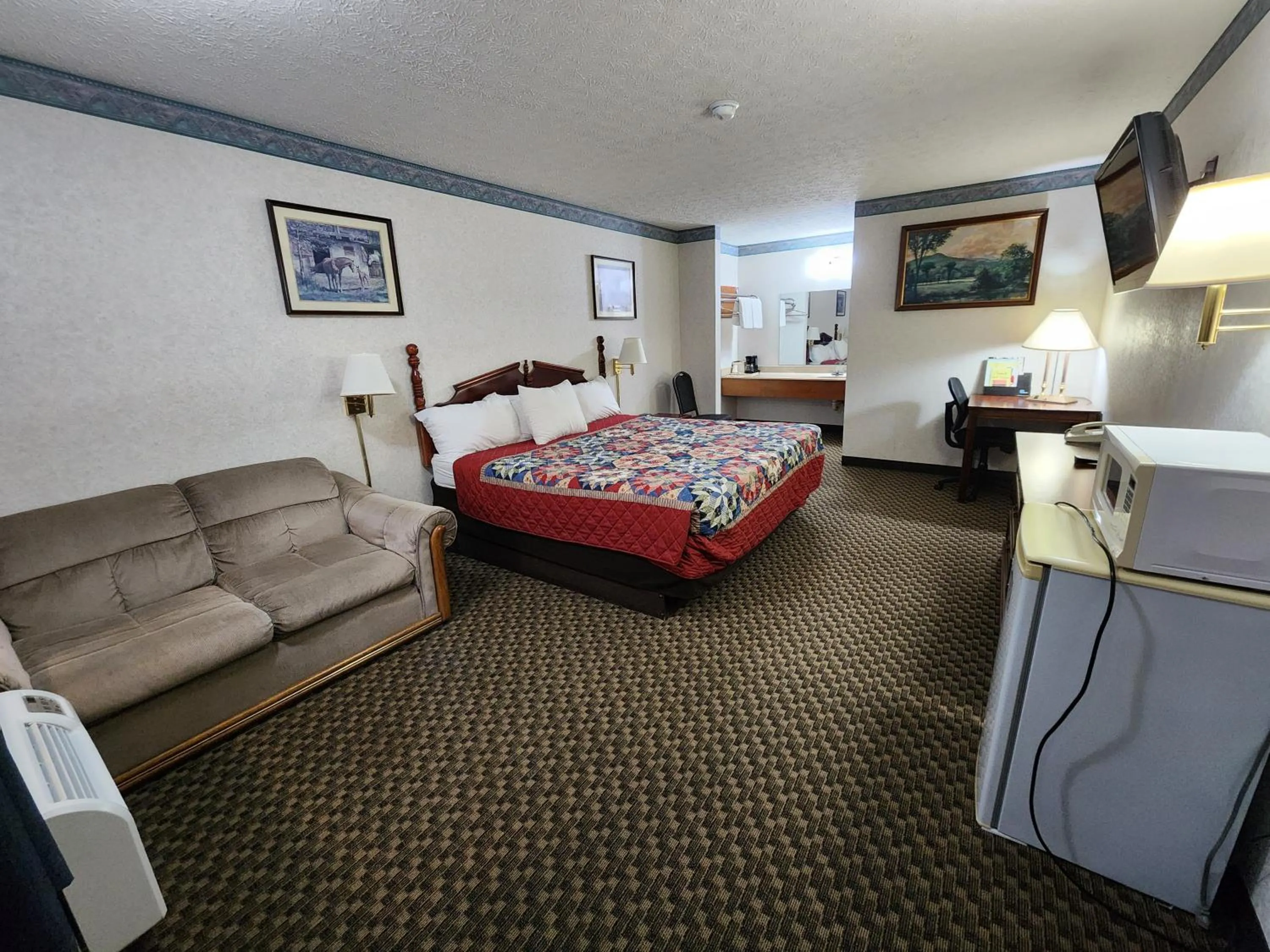 Bed in Americas Inn Bardstown