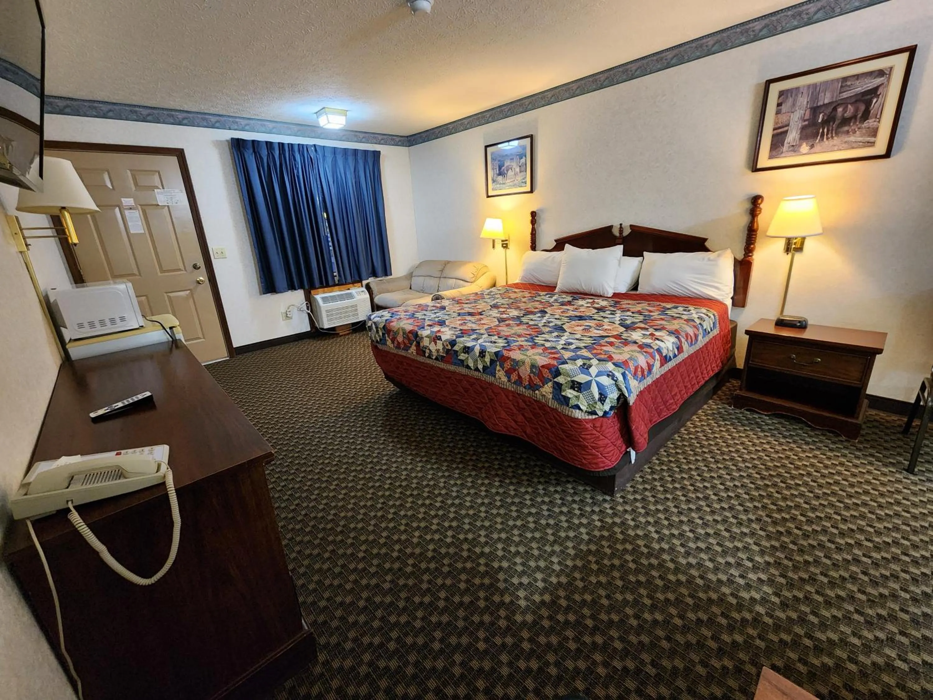 Bed in Americas Inn Bardstown