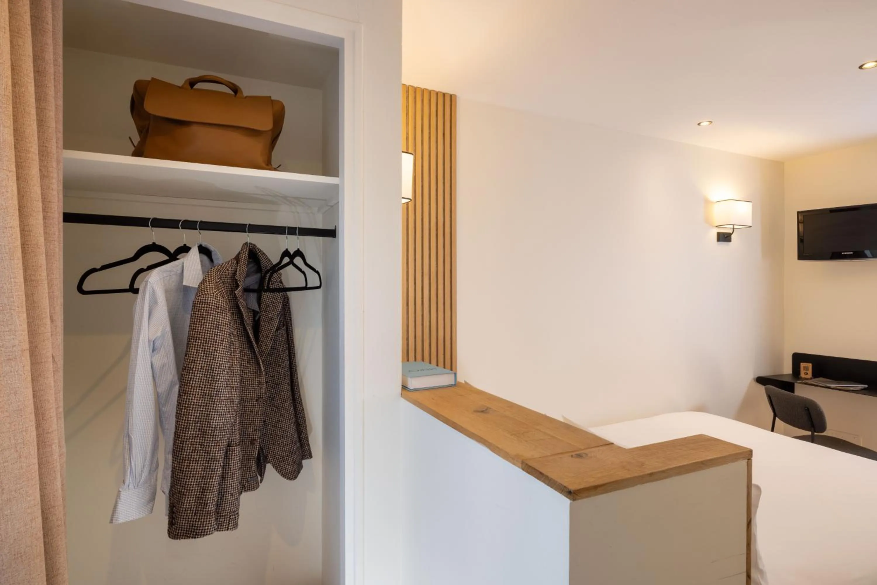 wardrobe in Korner Montmartre