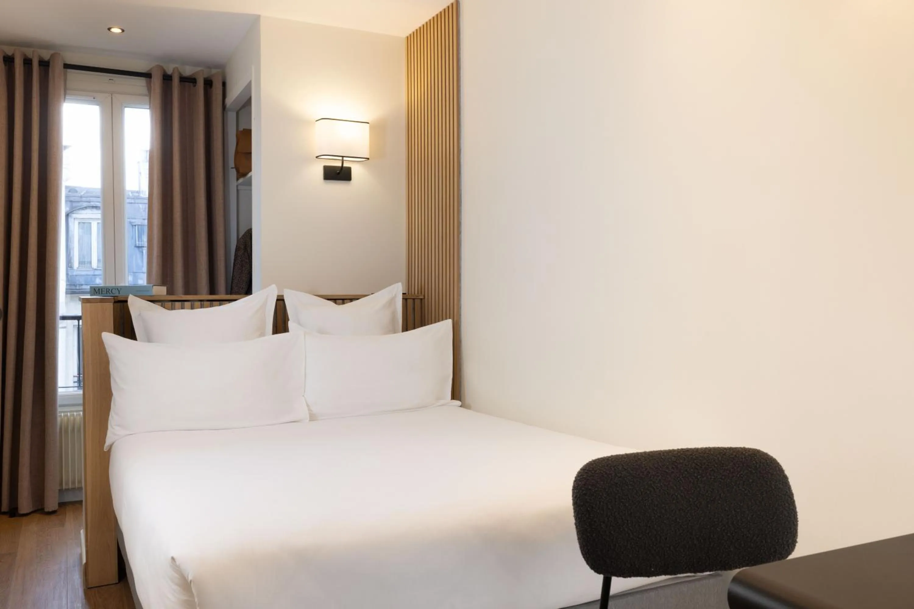 Photo of the whole room, Bed in Korner Montmartre