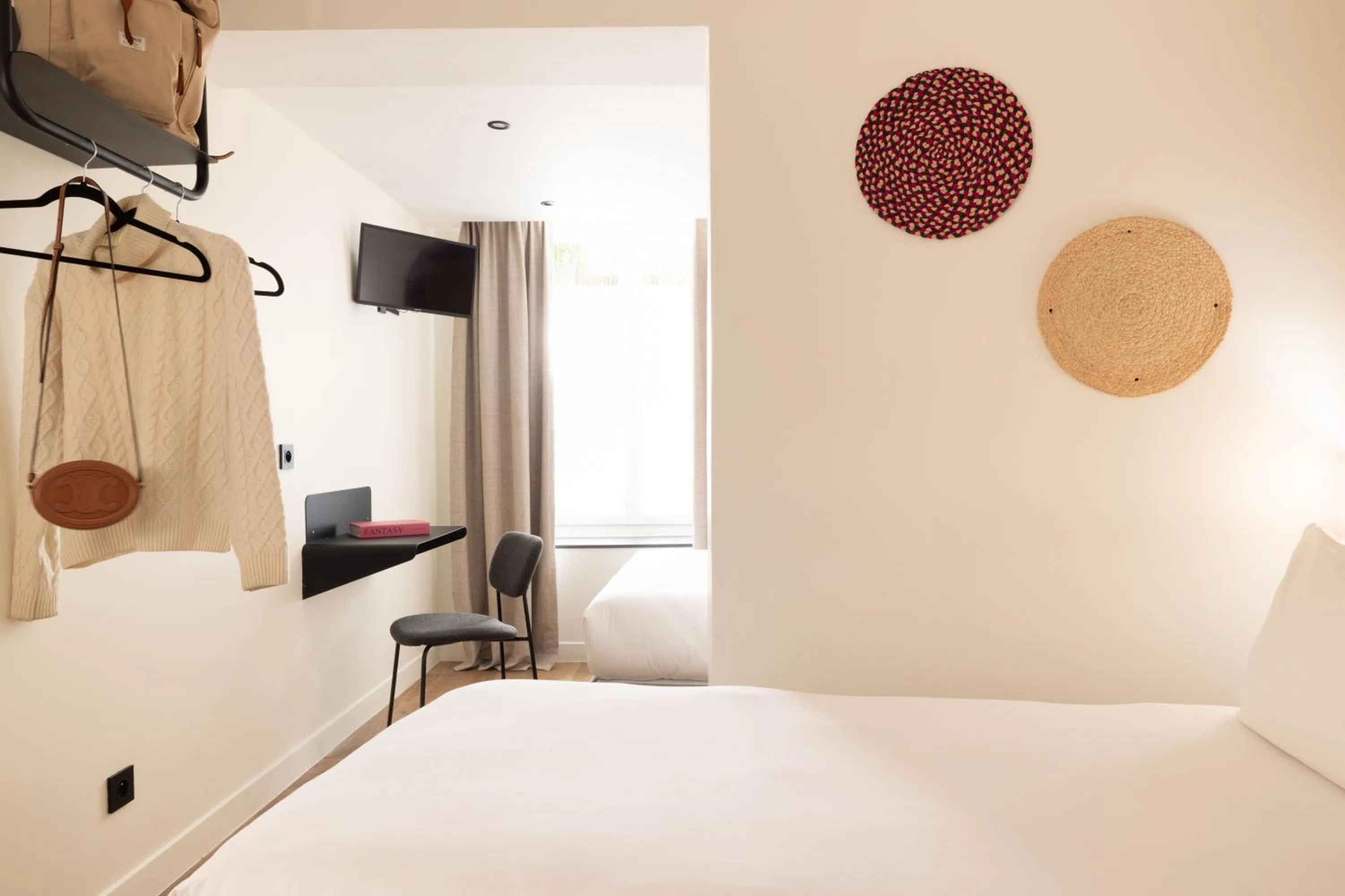 Photo of the whole room, Bed in Korner Montmartre