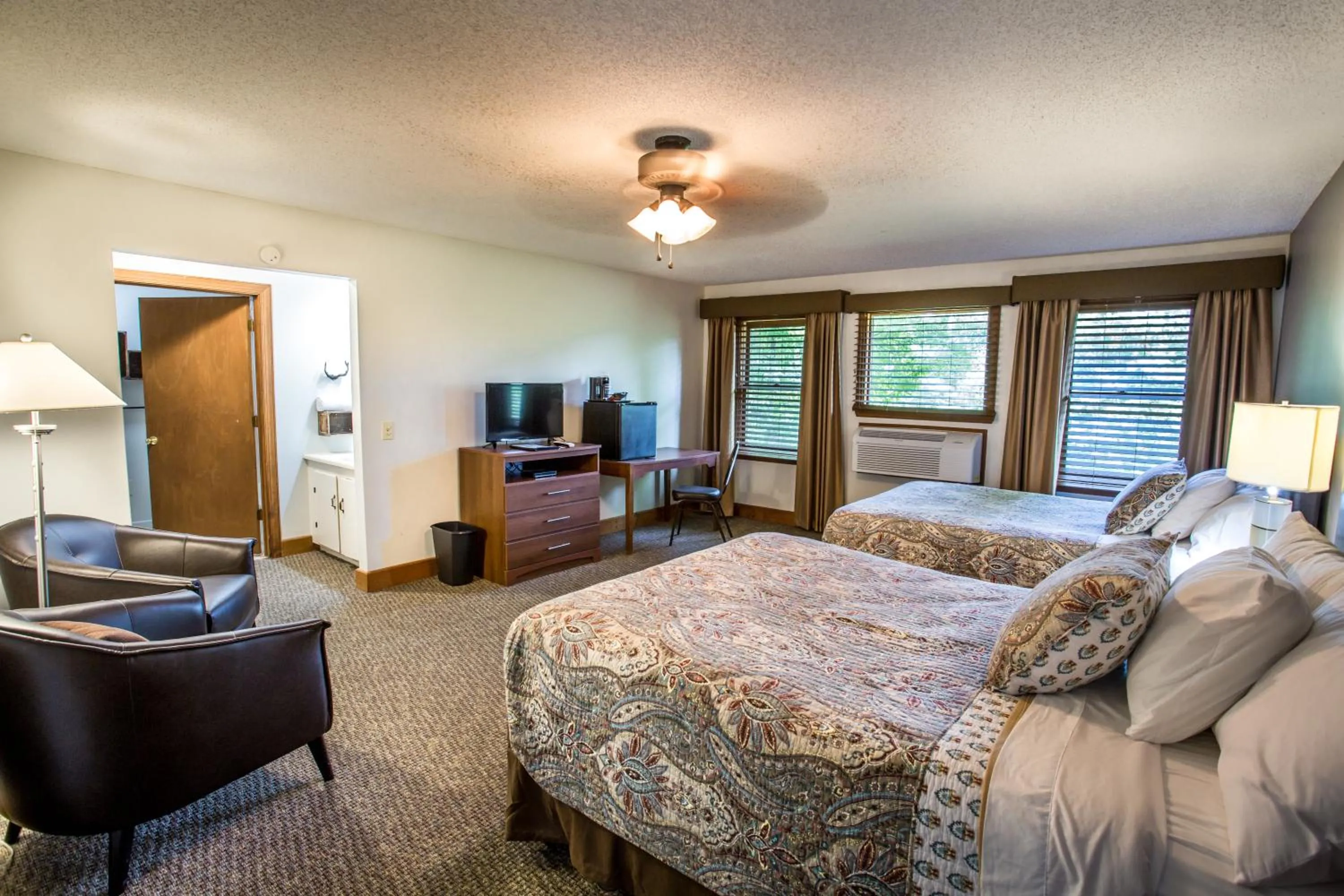 Photo of the whole room, Bed in Forrest Hills Mountain Resort