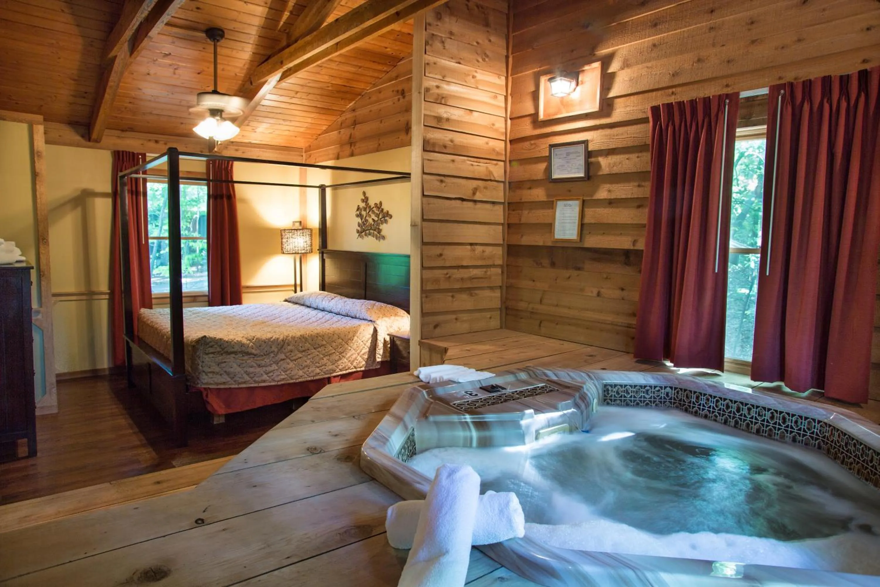 Hot Tub, Bed in Forrest Hills Mountain Resort