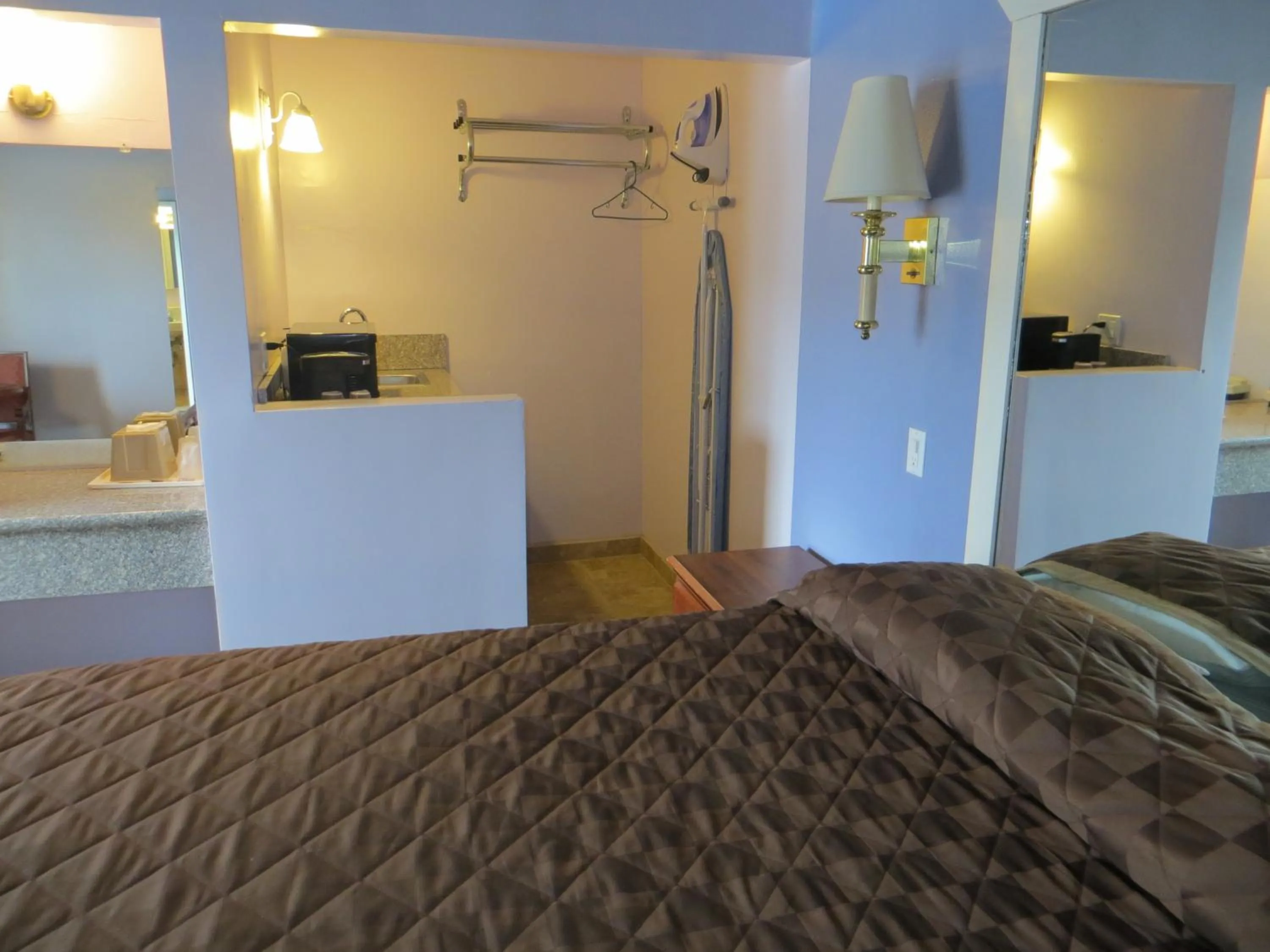 Bed in Park Cienega Motel