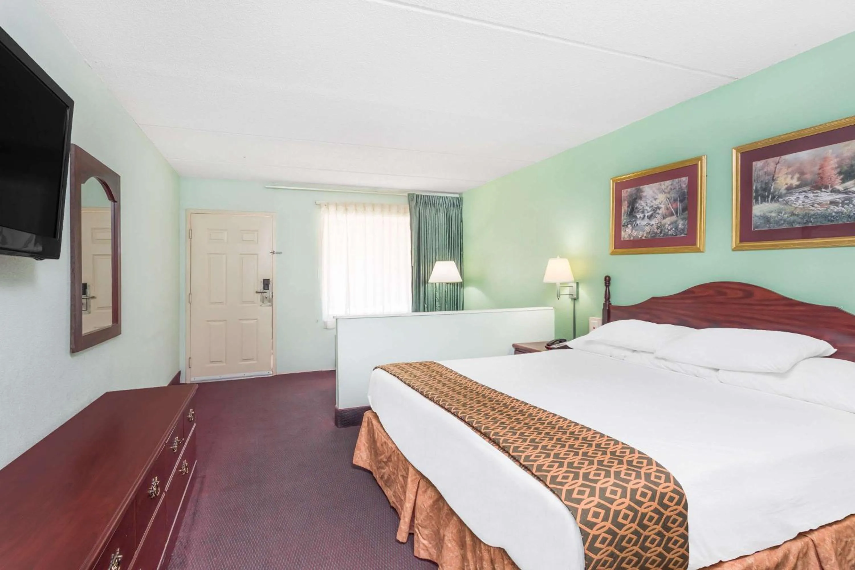 Photo of the whole room, Bed in Days Inn by Wyndham Lavonia