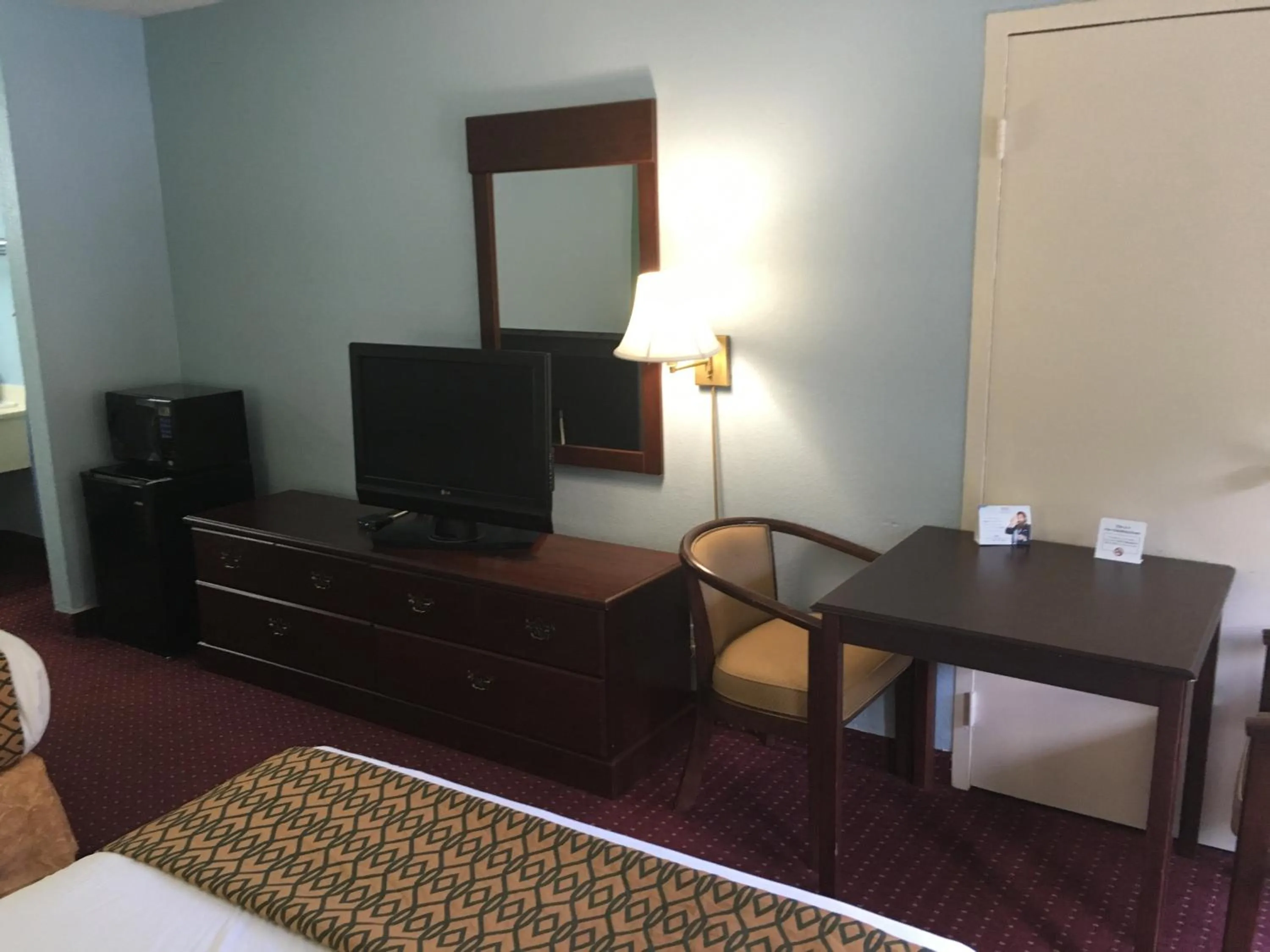 Bed in Days Inn by Wyndham Lavonia