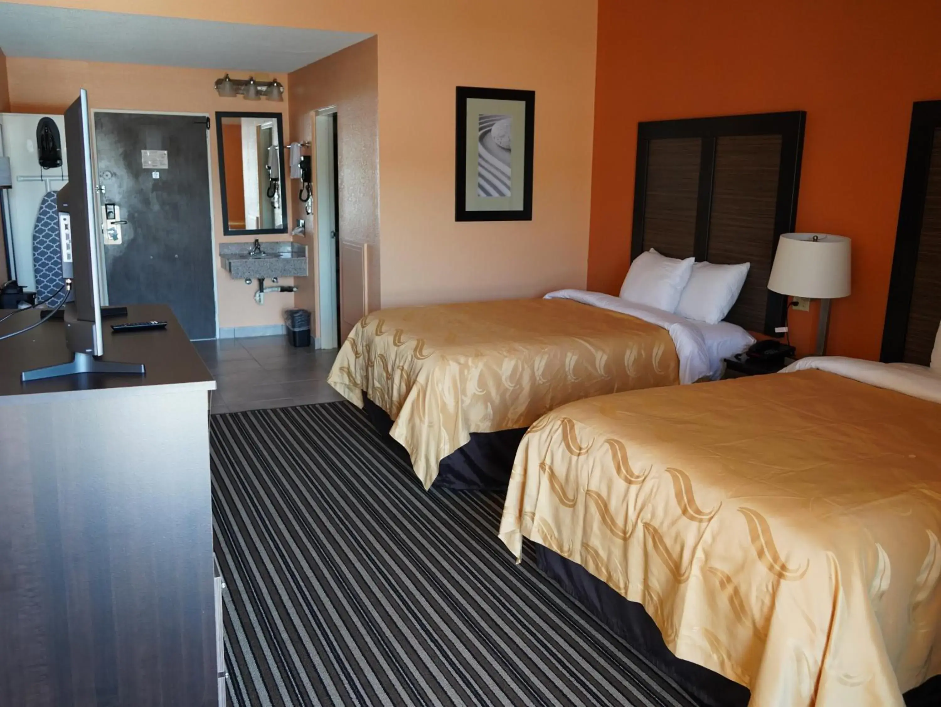 Bed in Quality Inn Aberdeen Bed in Quality Inn Aberdeen