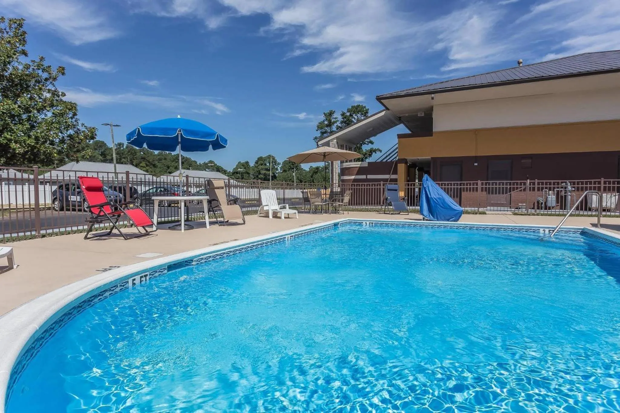 Swimming pool in Quality Inn Aberdeen