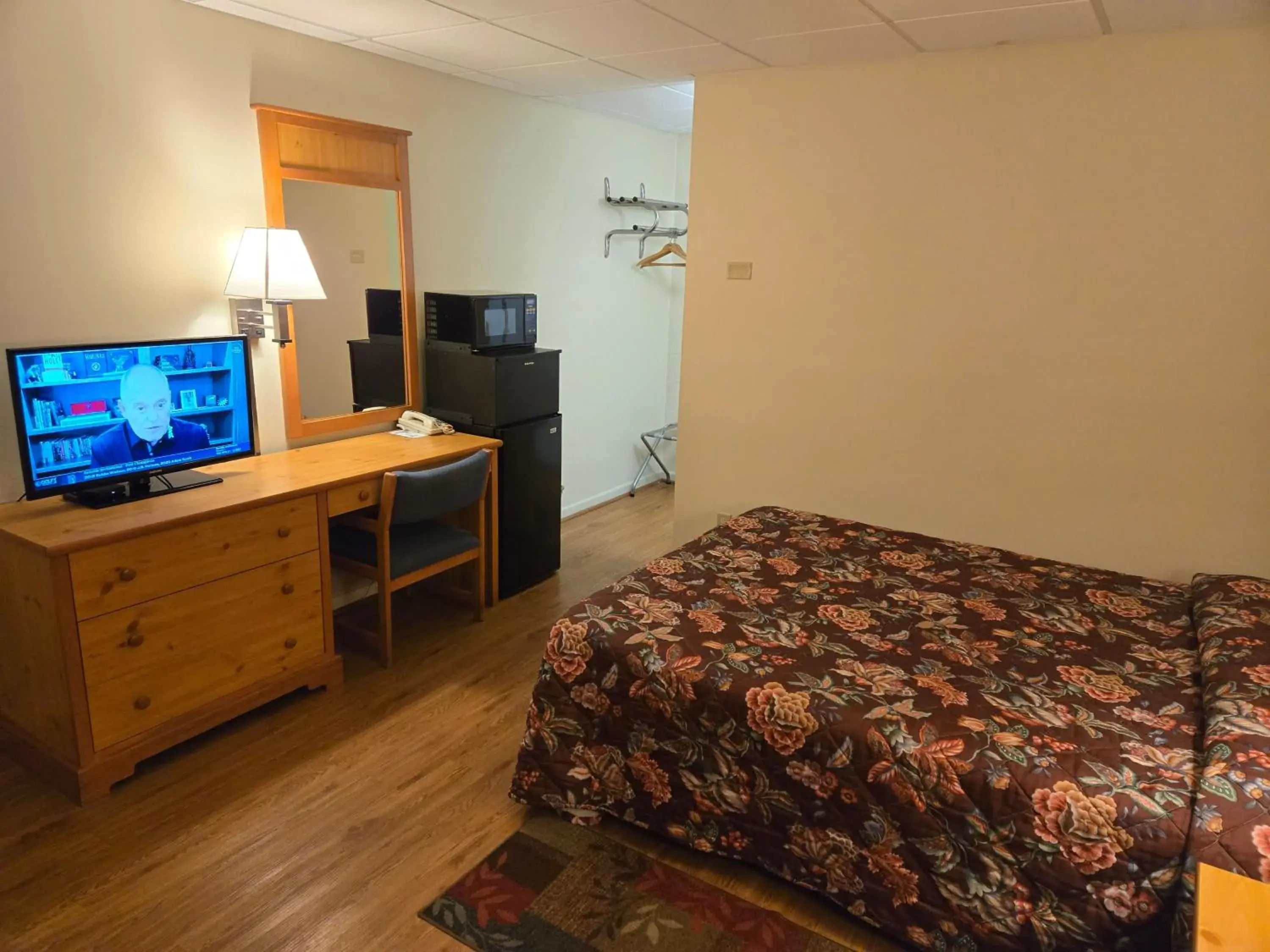 Queen Room - Non-Smoking in Travelers Lodge Marshall Queen Room - Non-Smoking in Travelers Lodge Marshall