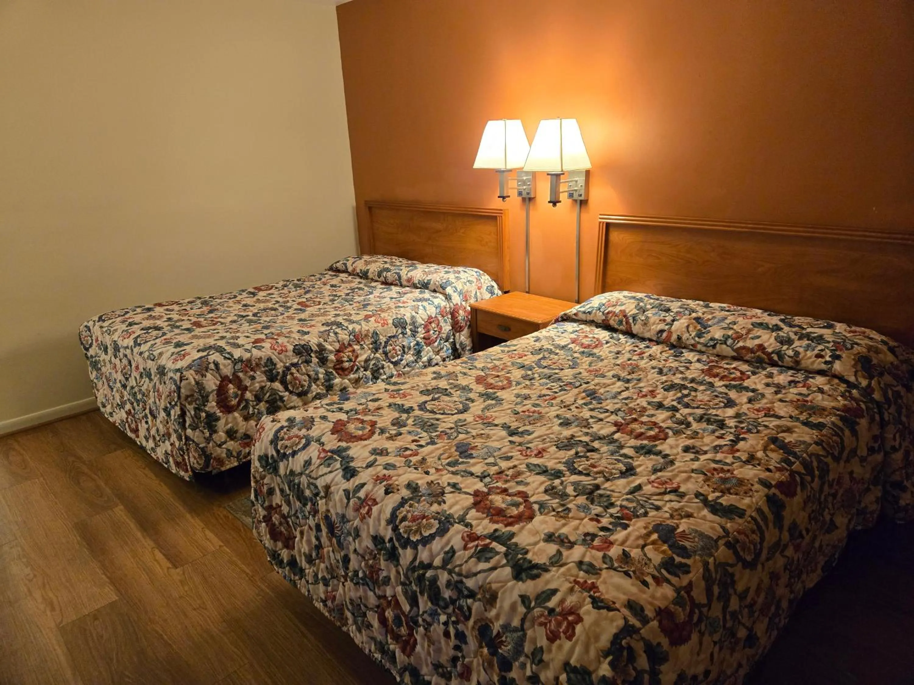 Bedroom, Bed in Travelers Lodge Marshall