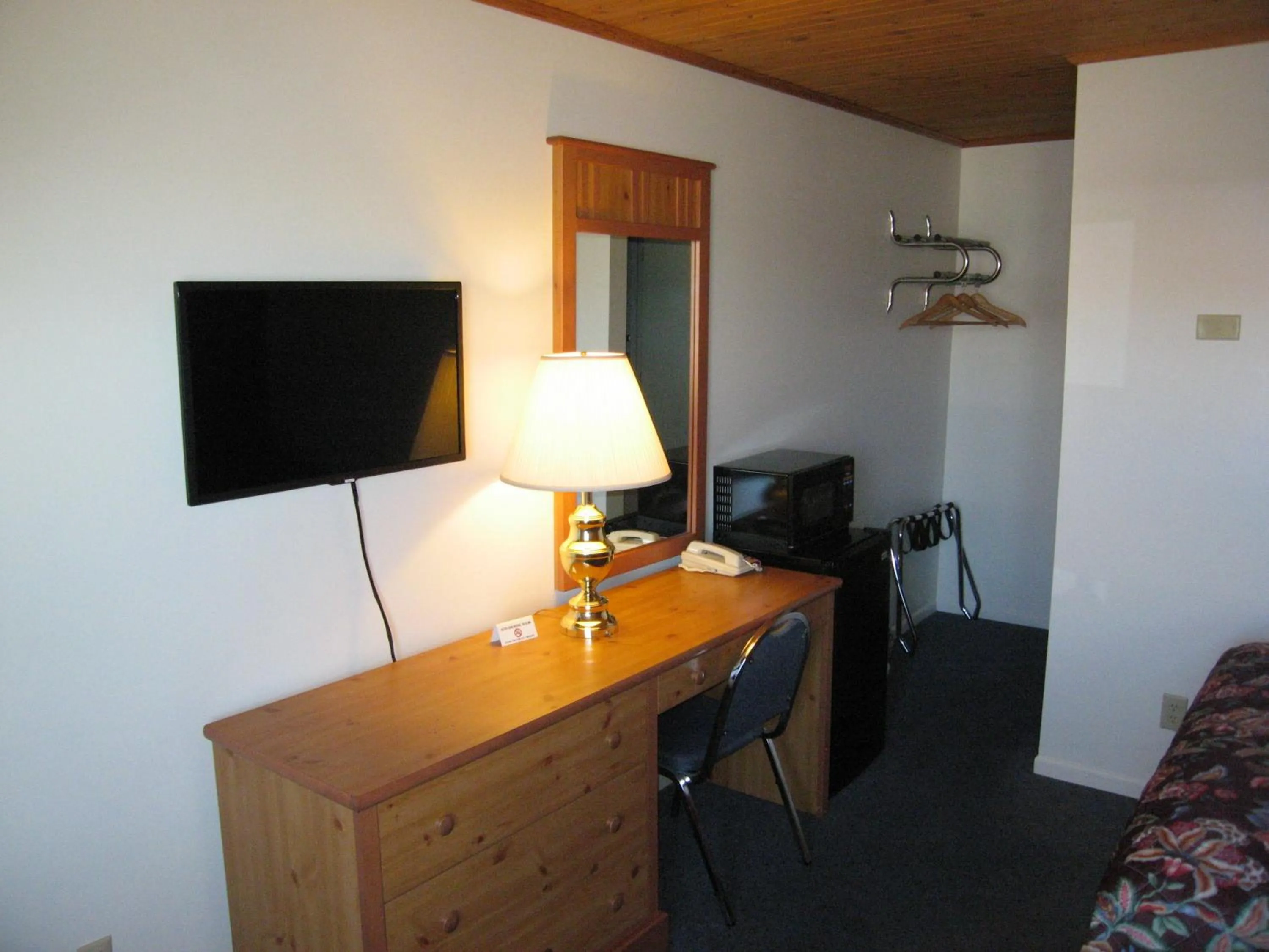 Bedroom in Travelers Lodge Marshall