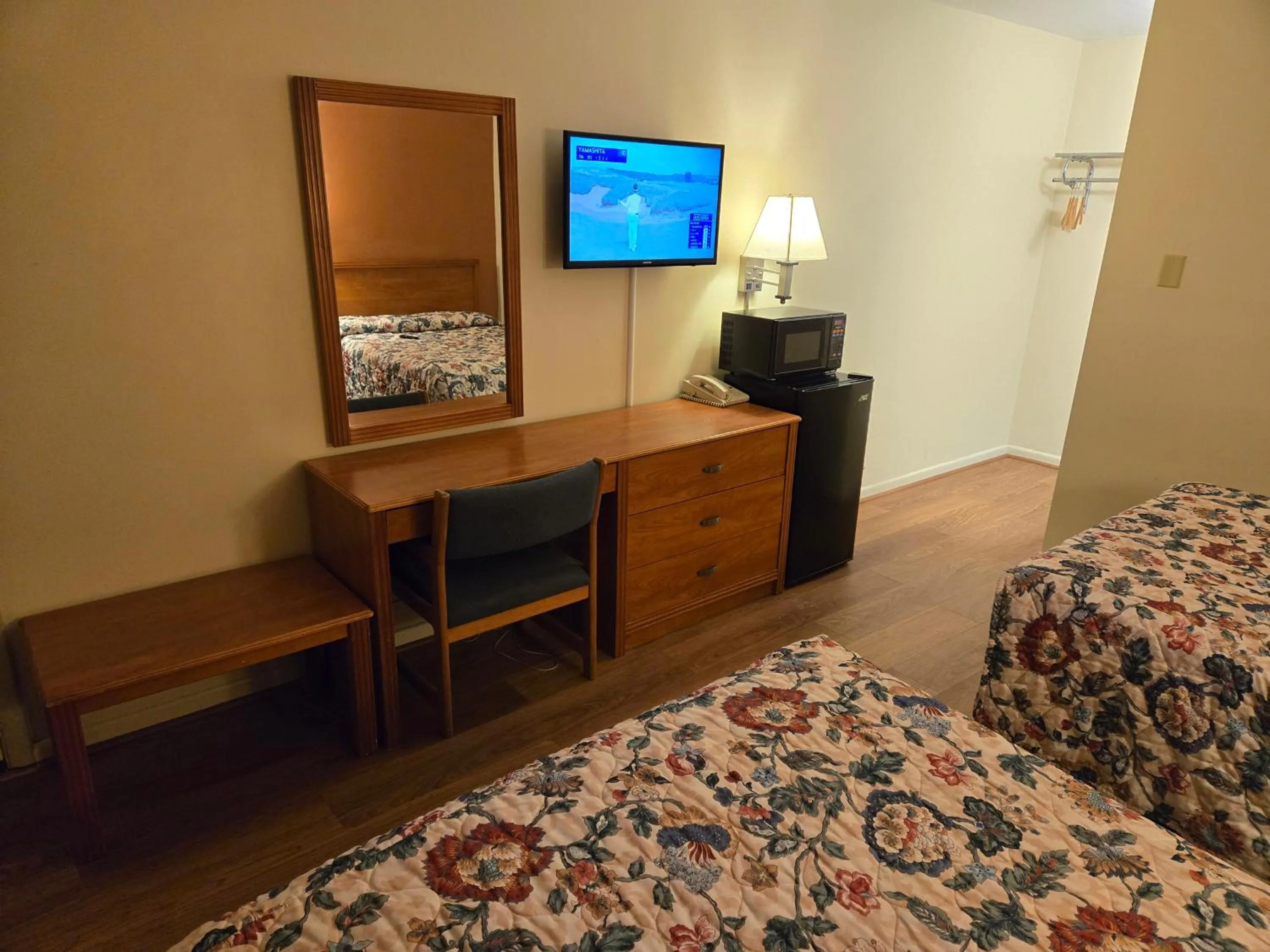 Bed in Travelers Lodge Marshall