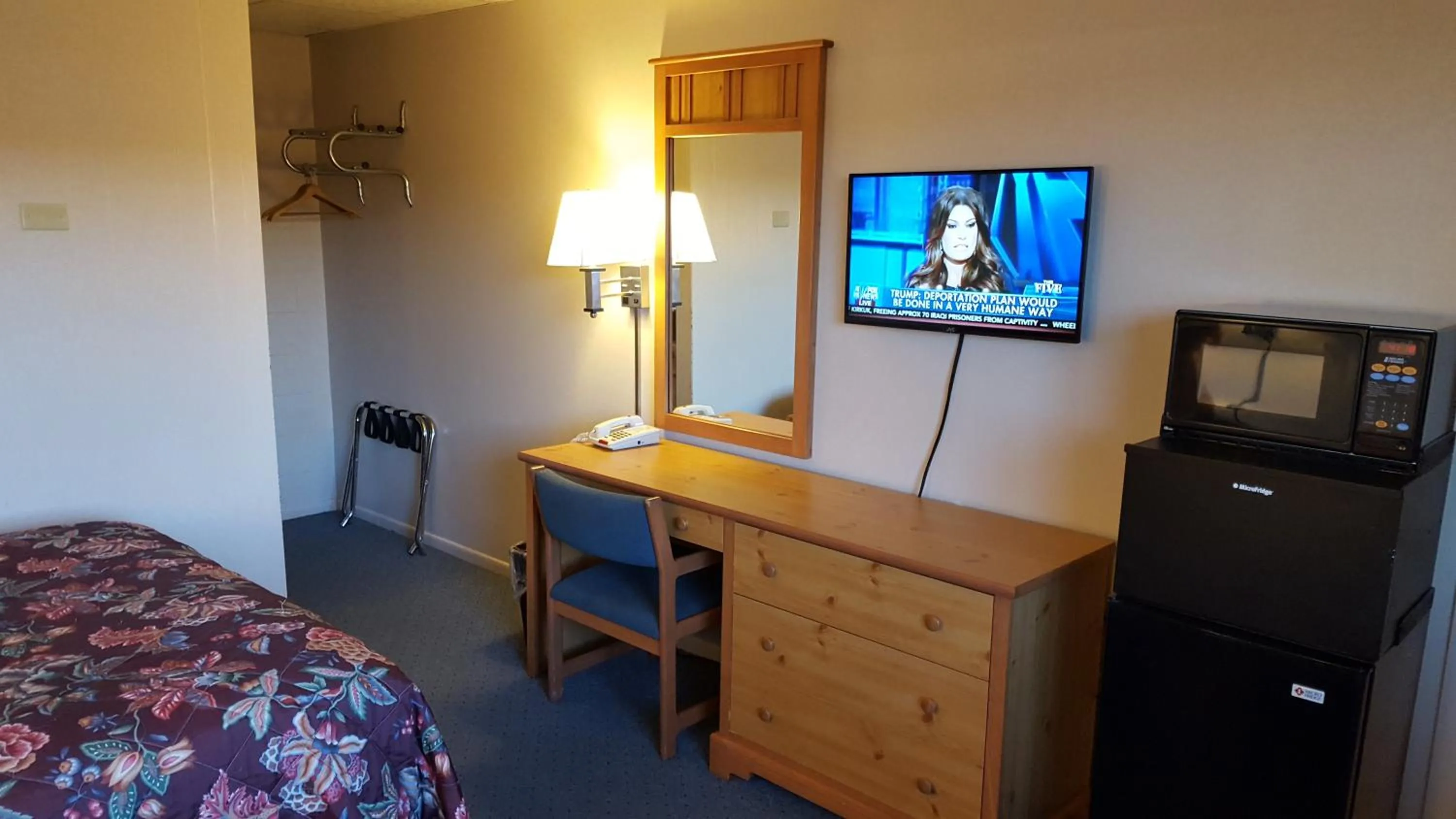 Bedroom, Bed in Travelers Lodge Marshall
