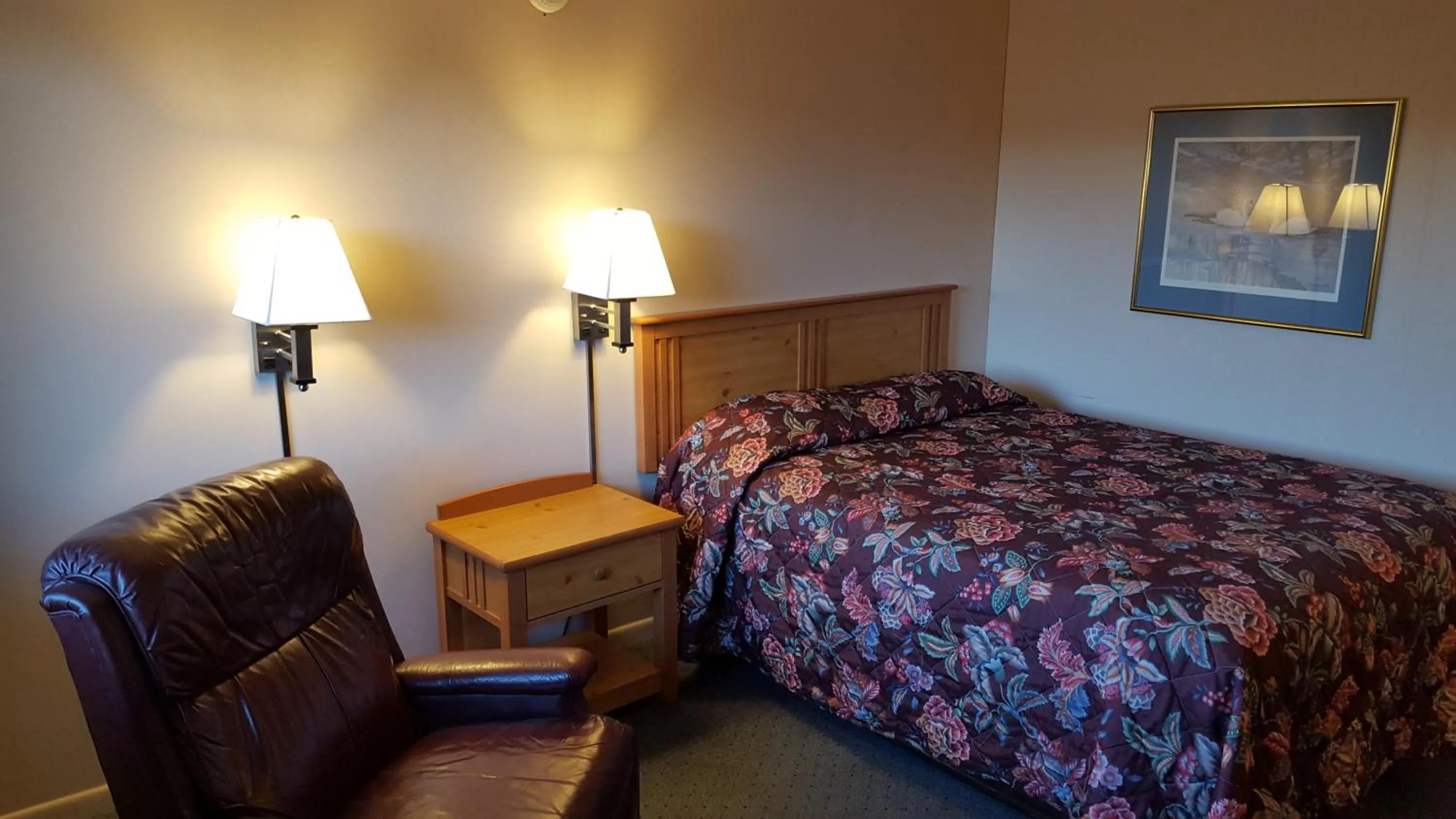 Bedroom, Bed in Travelers Lodge Marshall