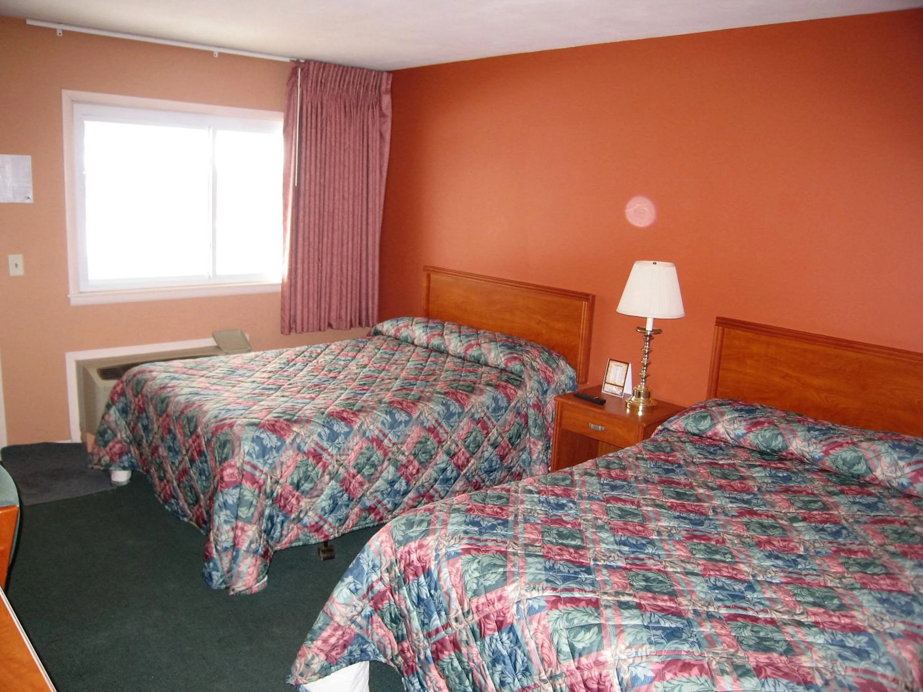 Bedroom, Bed in Travelers Lodge Marshall