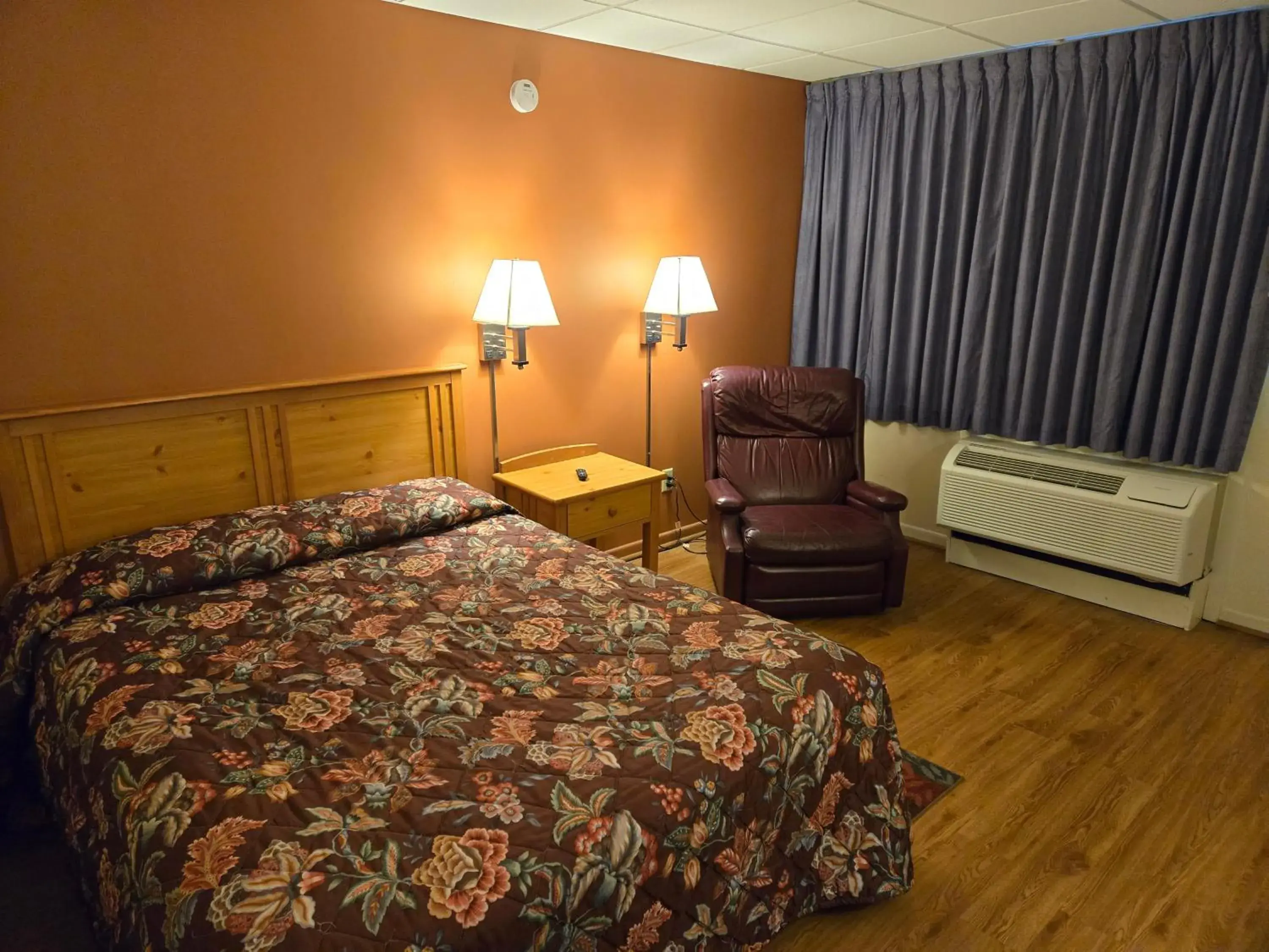 Queen Room - Non-Smoking in Travelers Lodge Marshall Queen Room - Non-Smoking in Travelers Lodge Marshall