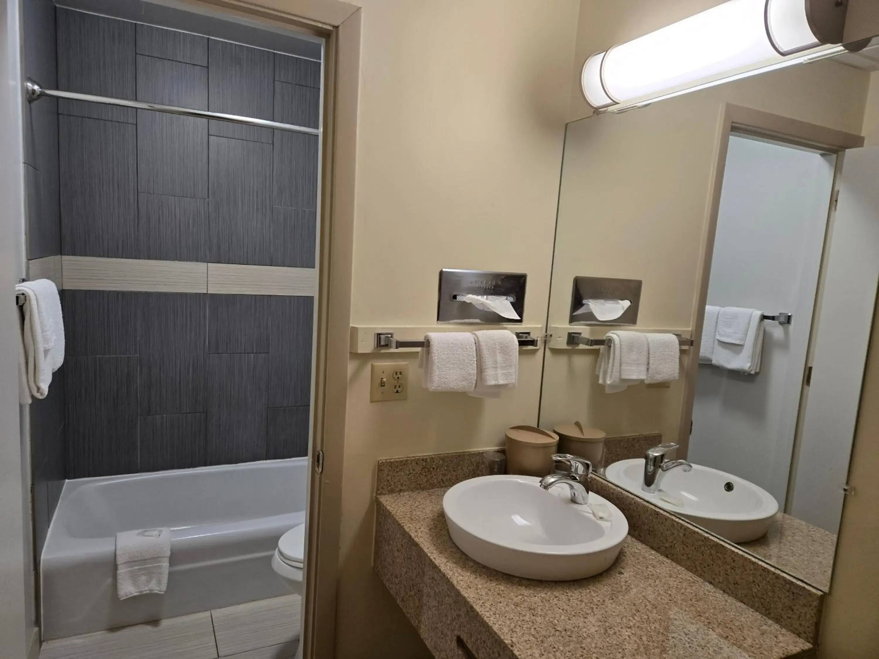 Queen Room - Non-Smoking in Travelers Lodge Marshall Queen Room - Non-Smoking in Travelers Lodge Marshall