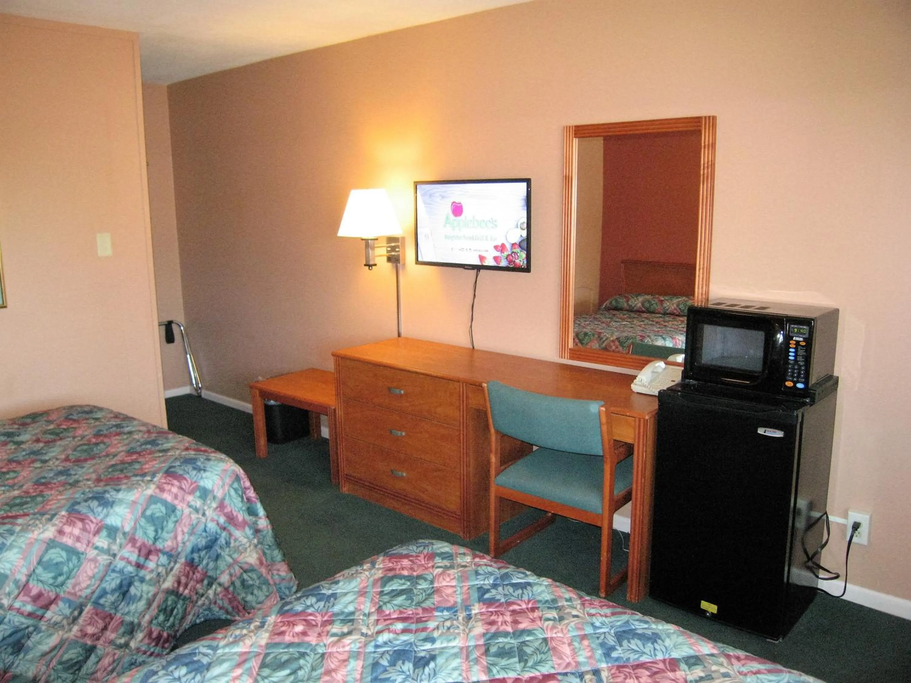 Bathroom, Bed in Travelers Lodge Marshall