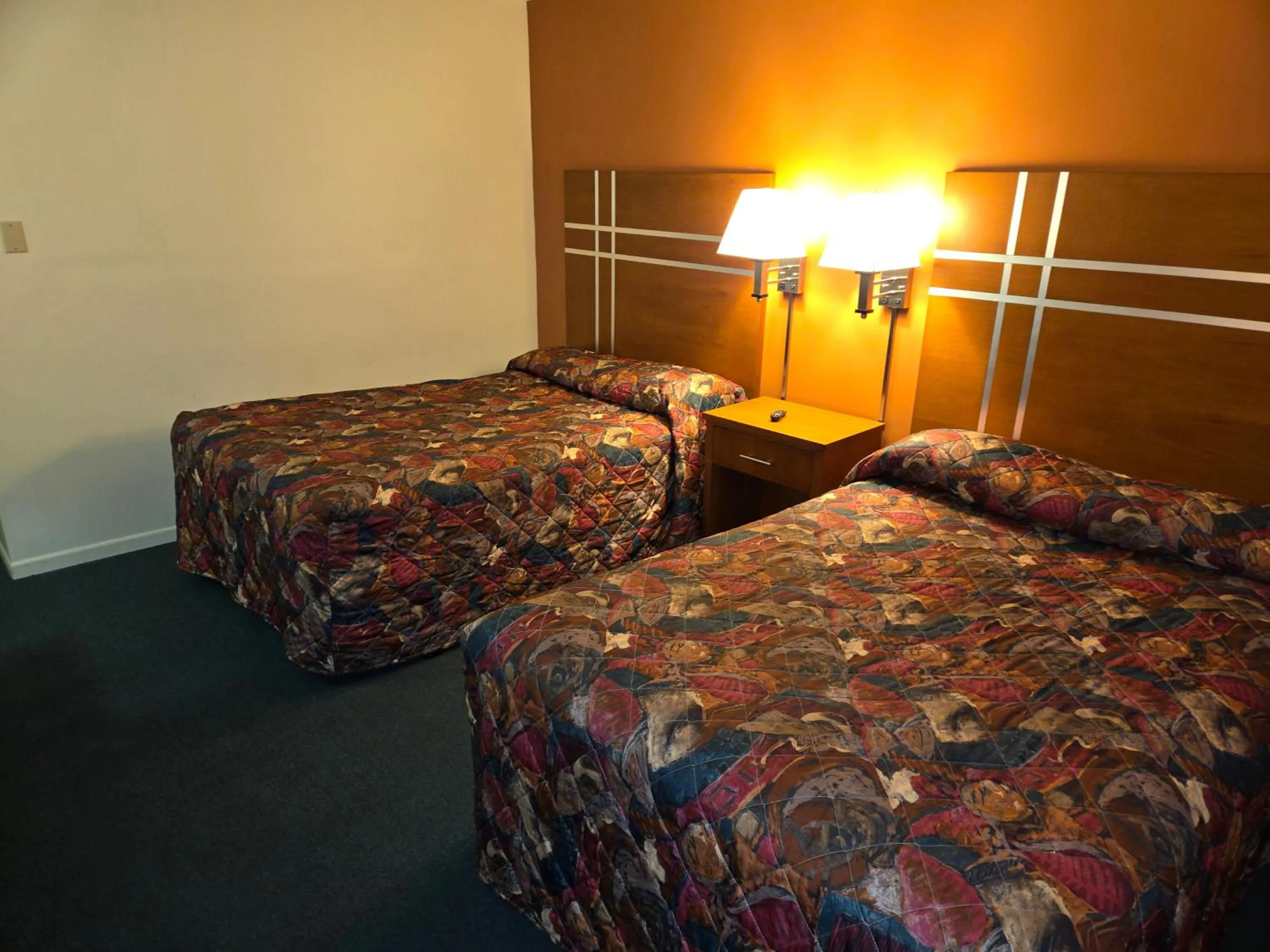 Bed in Travelers Lodge Marshall