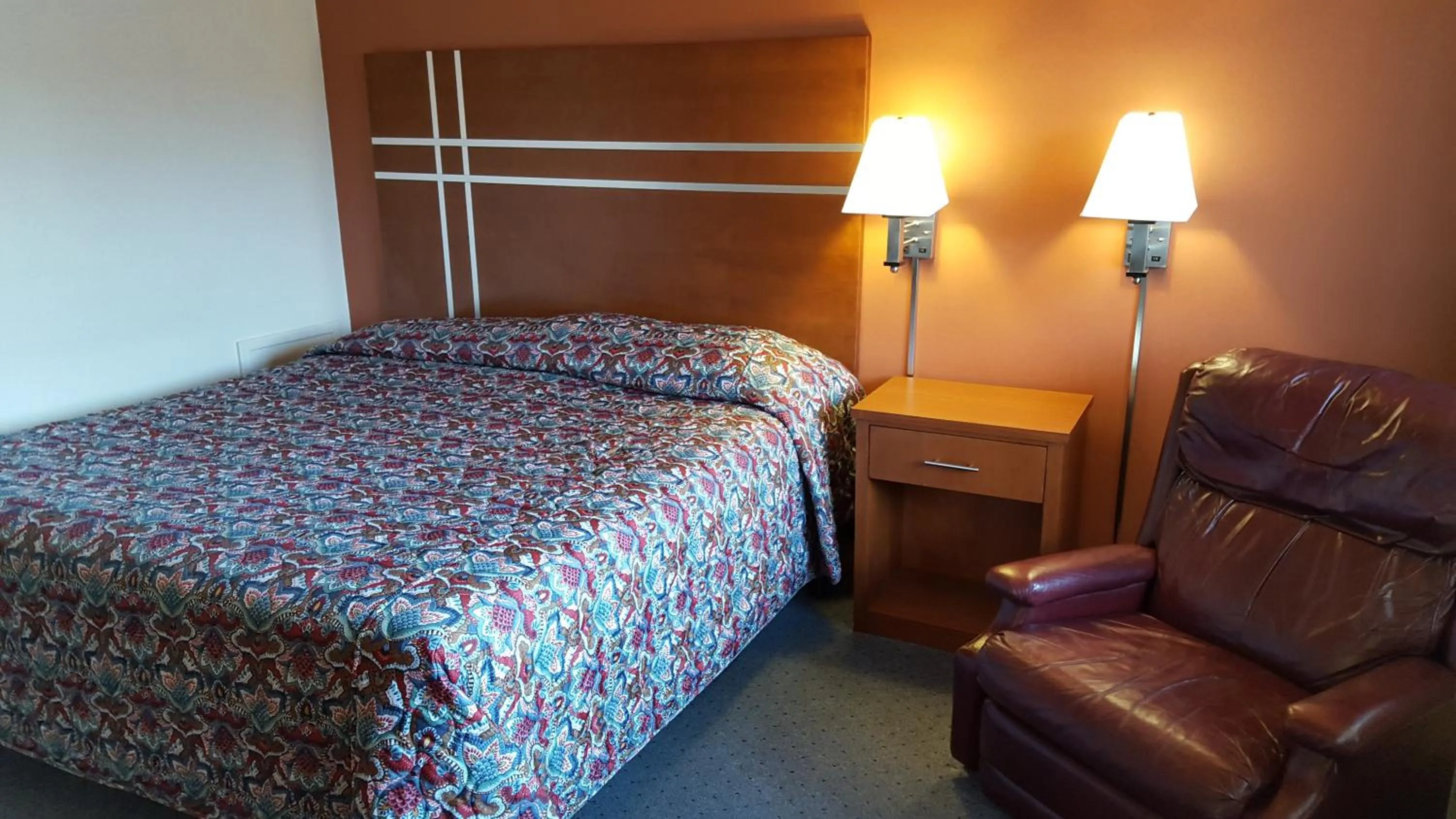 Bedroom, Bed in Travelers Lodge Marshall