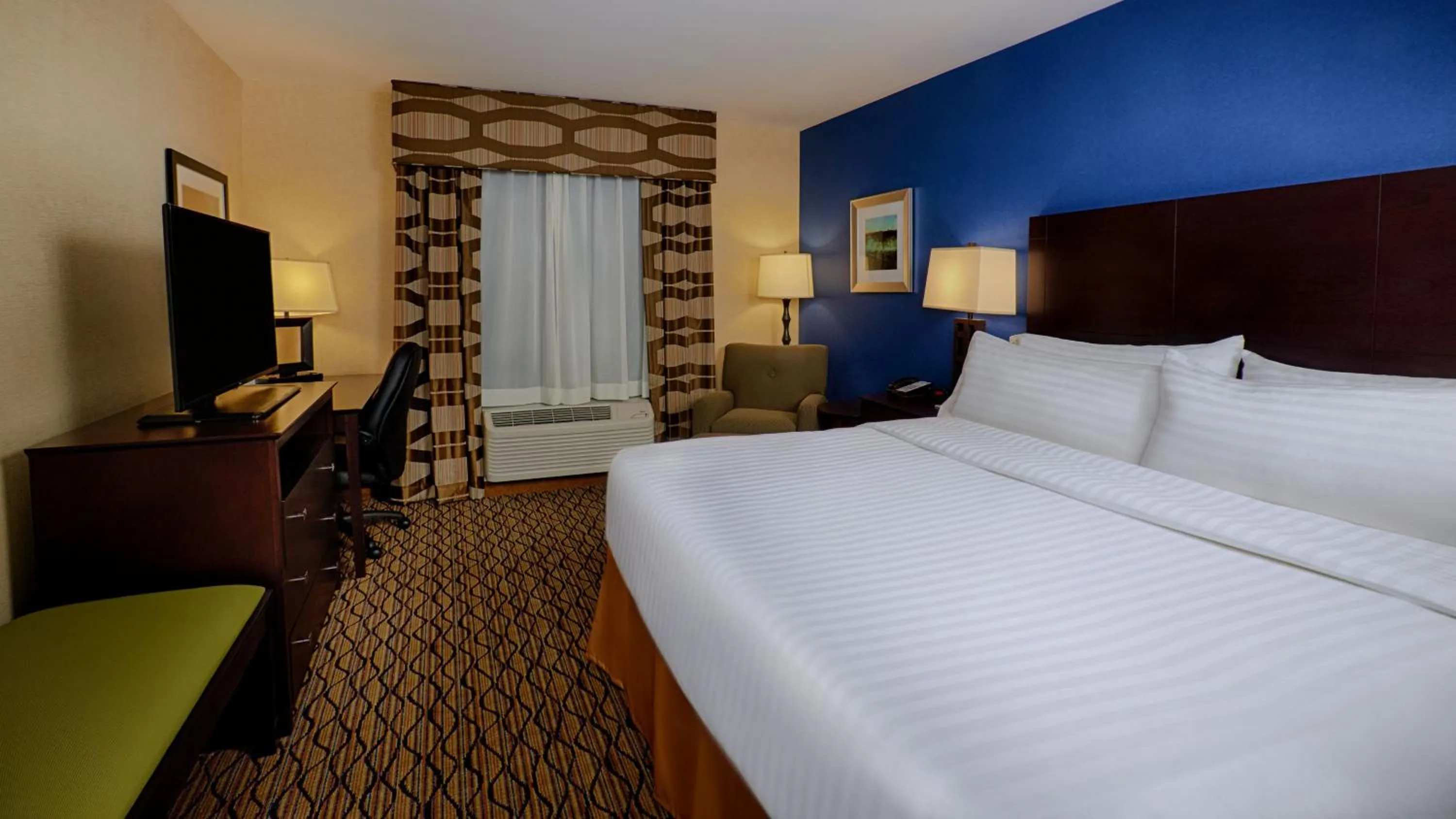 Photo of the whole room, Bed in Holiday Inn Express Bordentown - Trenton South by IHG