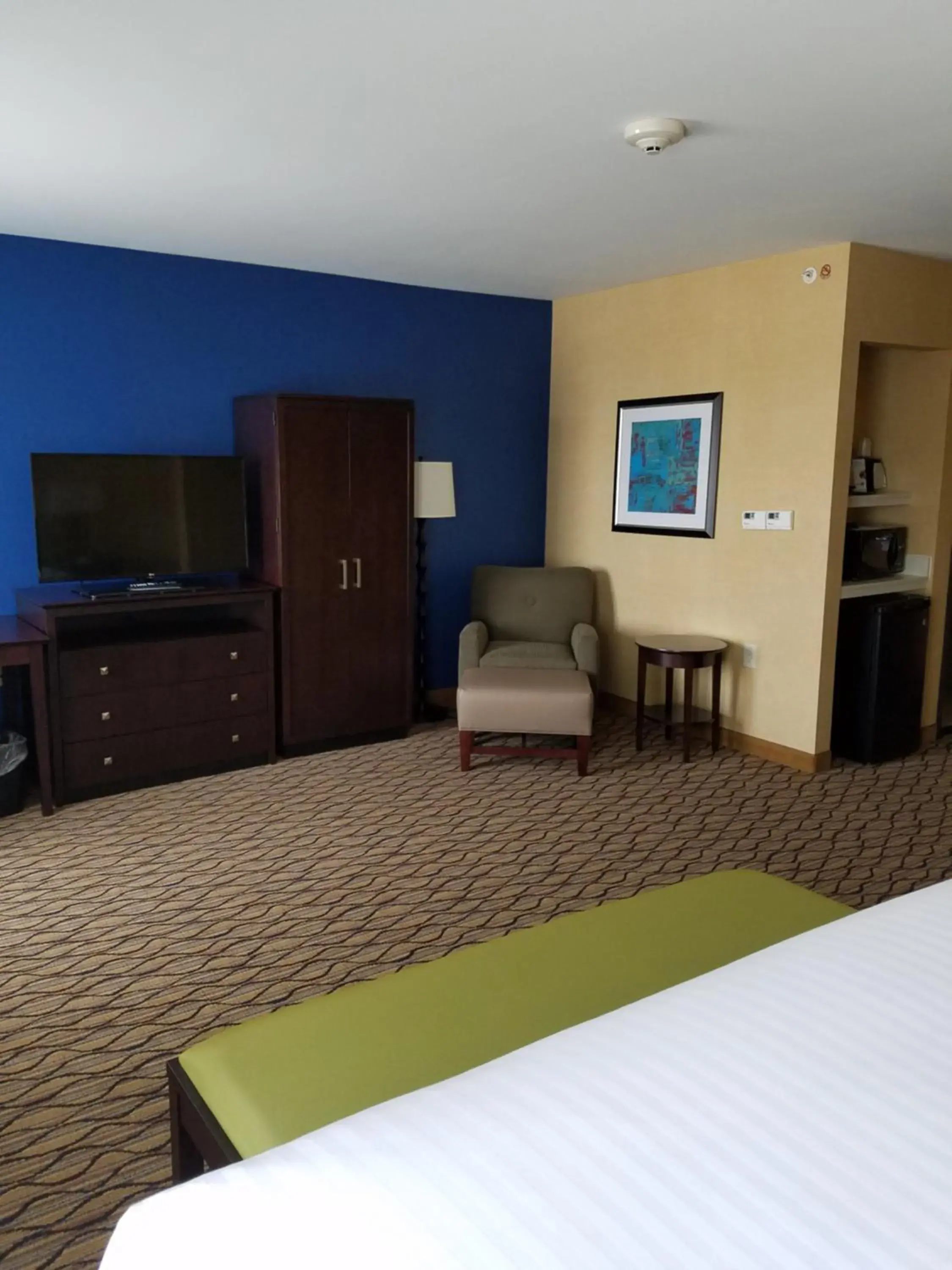 TV and multimedia, Bed in Holiday Inn Express Bordentown - Trenton South by IHG TV and multimedia, Bed in Holiday Inn Express Bordentown - Trenton South by IHG