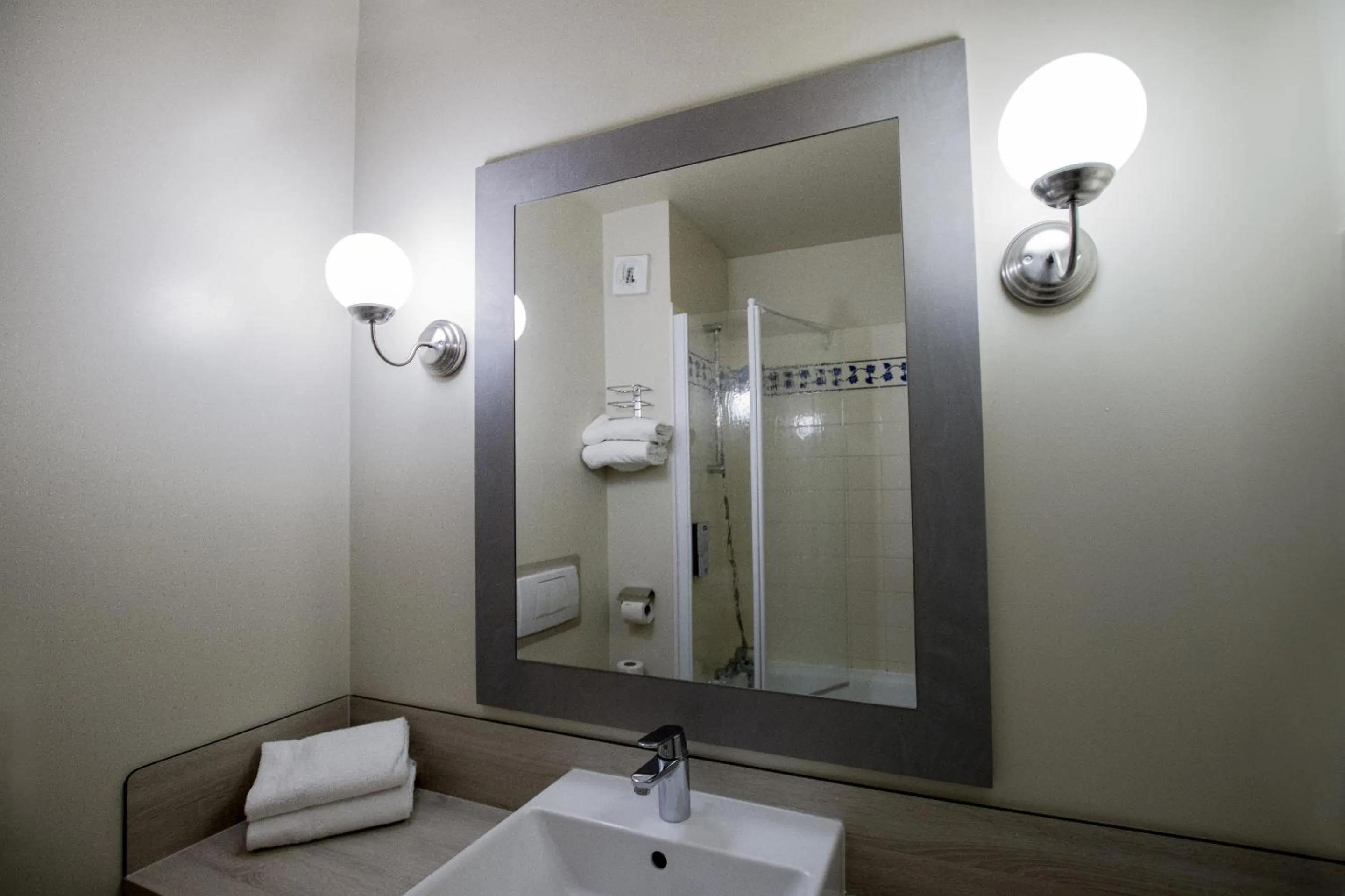 Shower in Campanile Val de France