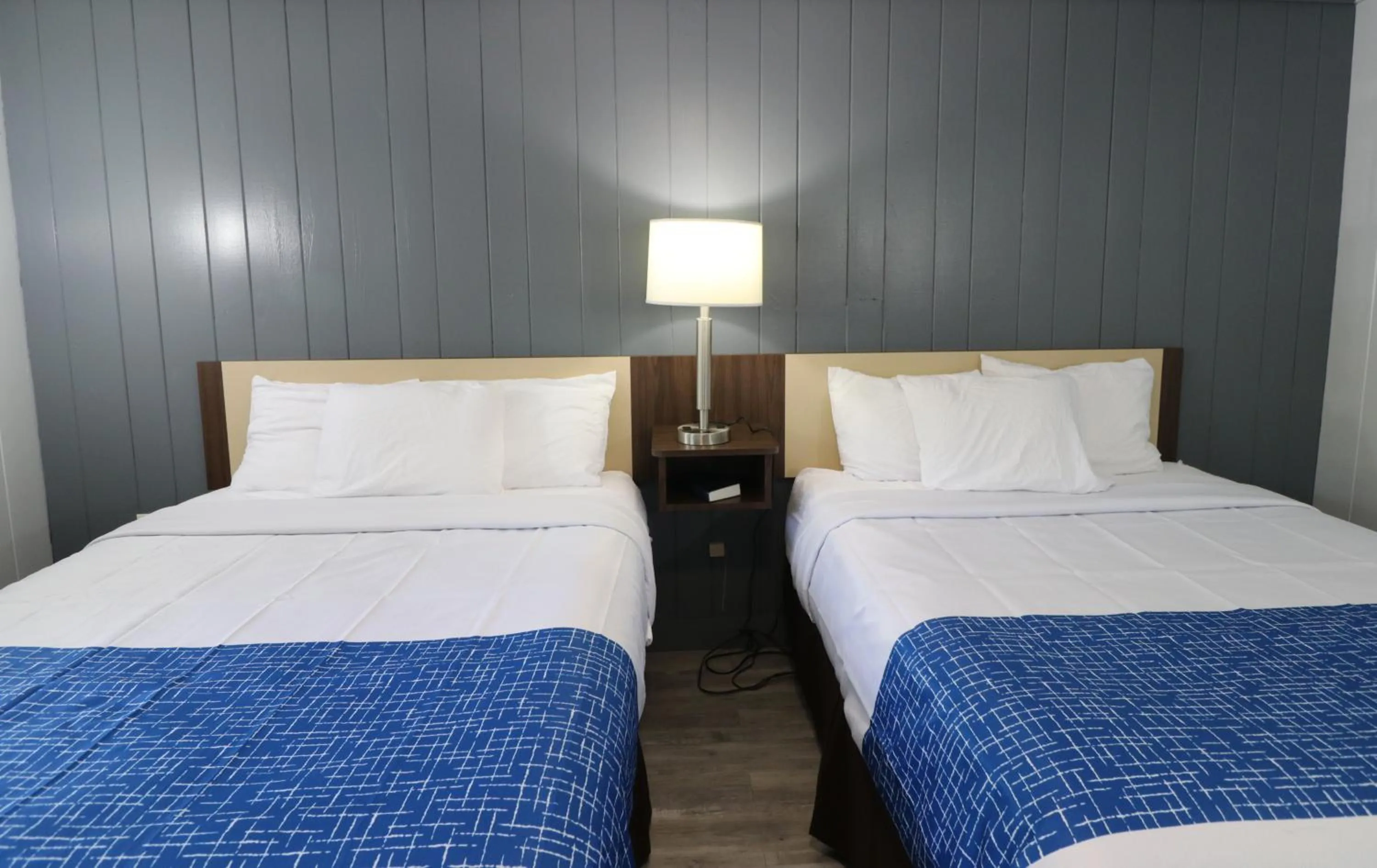 Photo of the whole room, Bed in Bishop Inn Downtown Gatlinburg