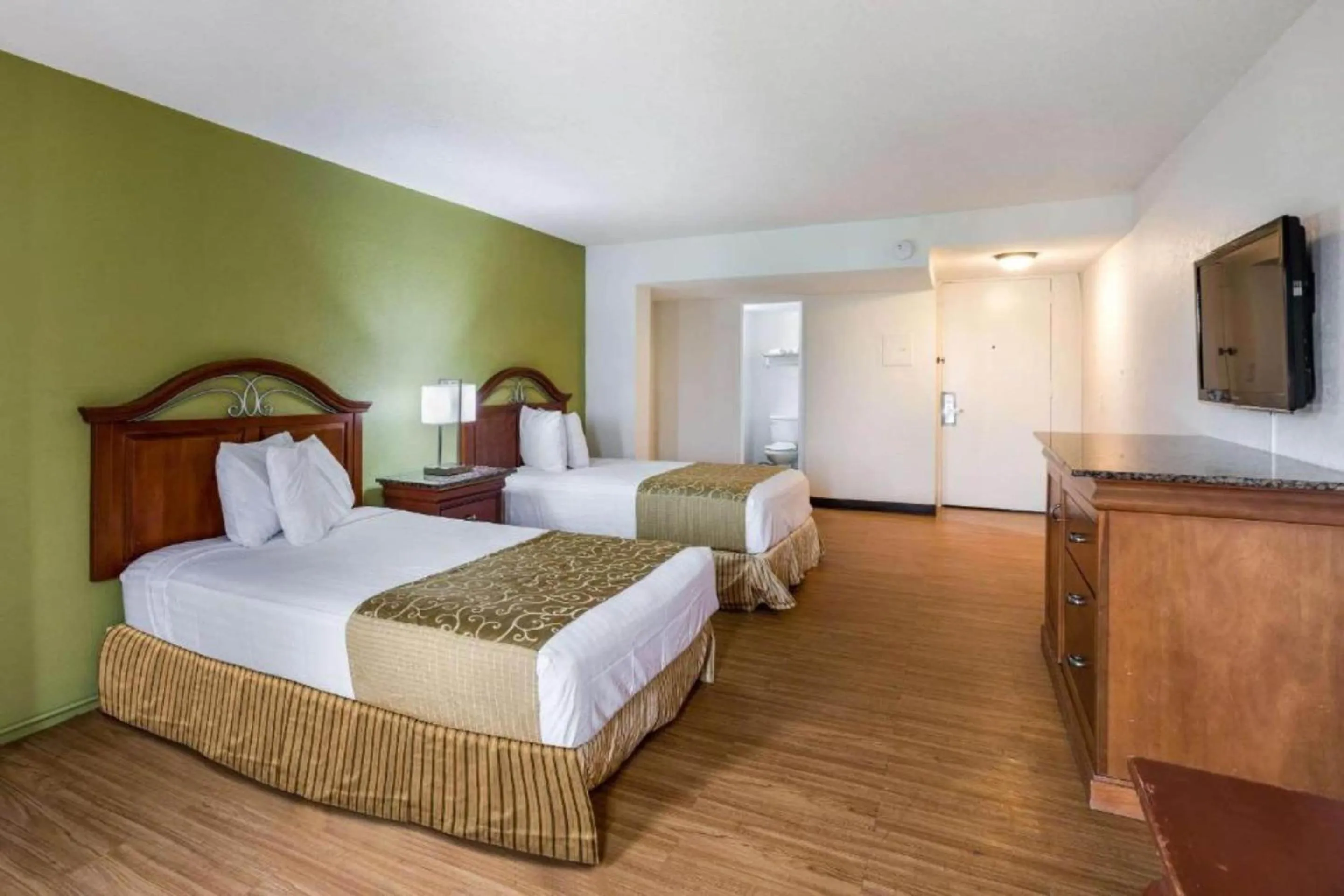 Bedroom, Bed in OYO Hotel Orlando Airport