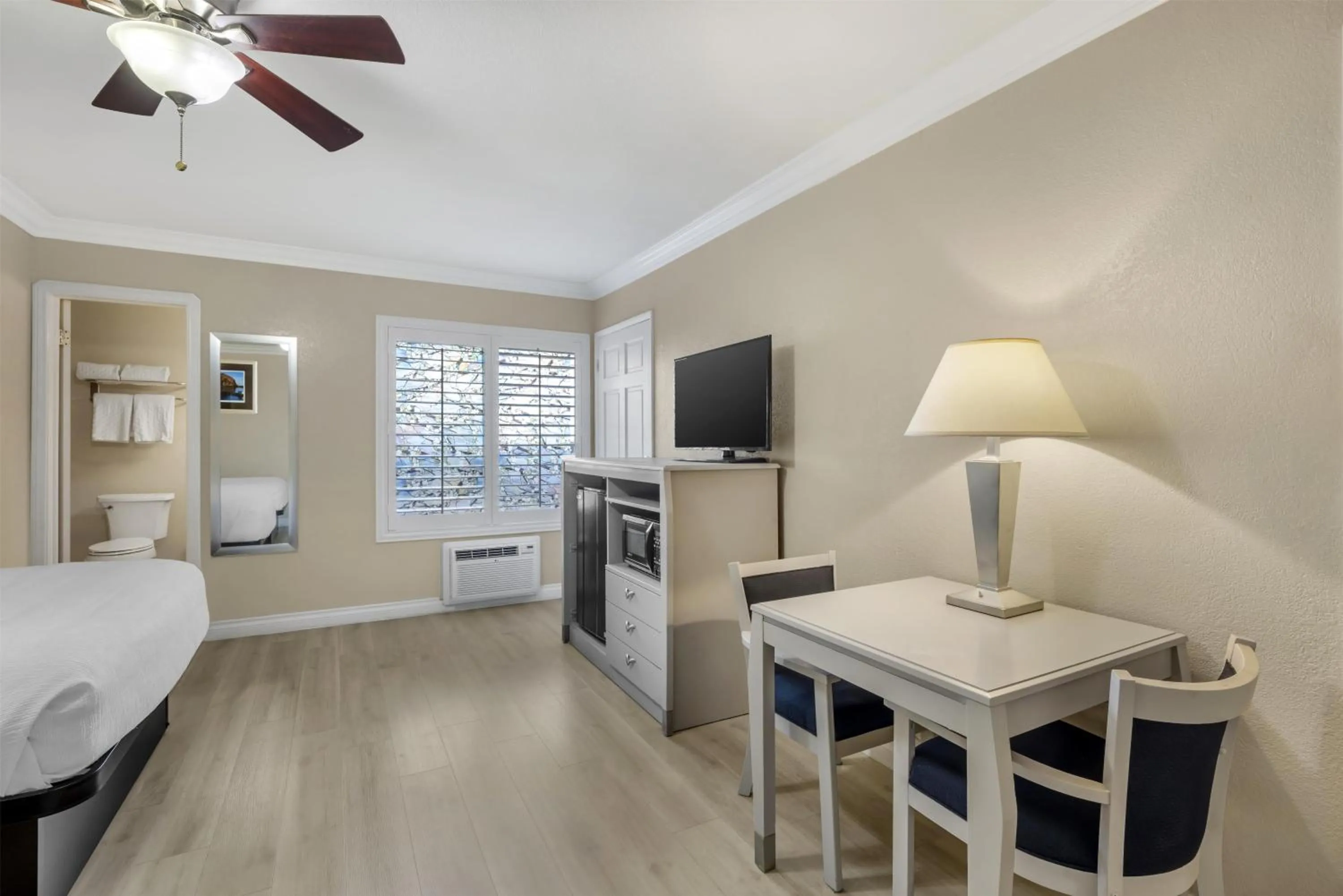 Bedroom in Best Western Tradewinds