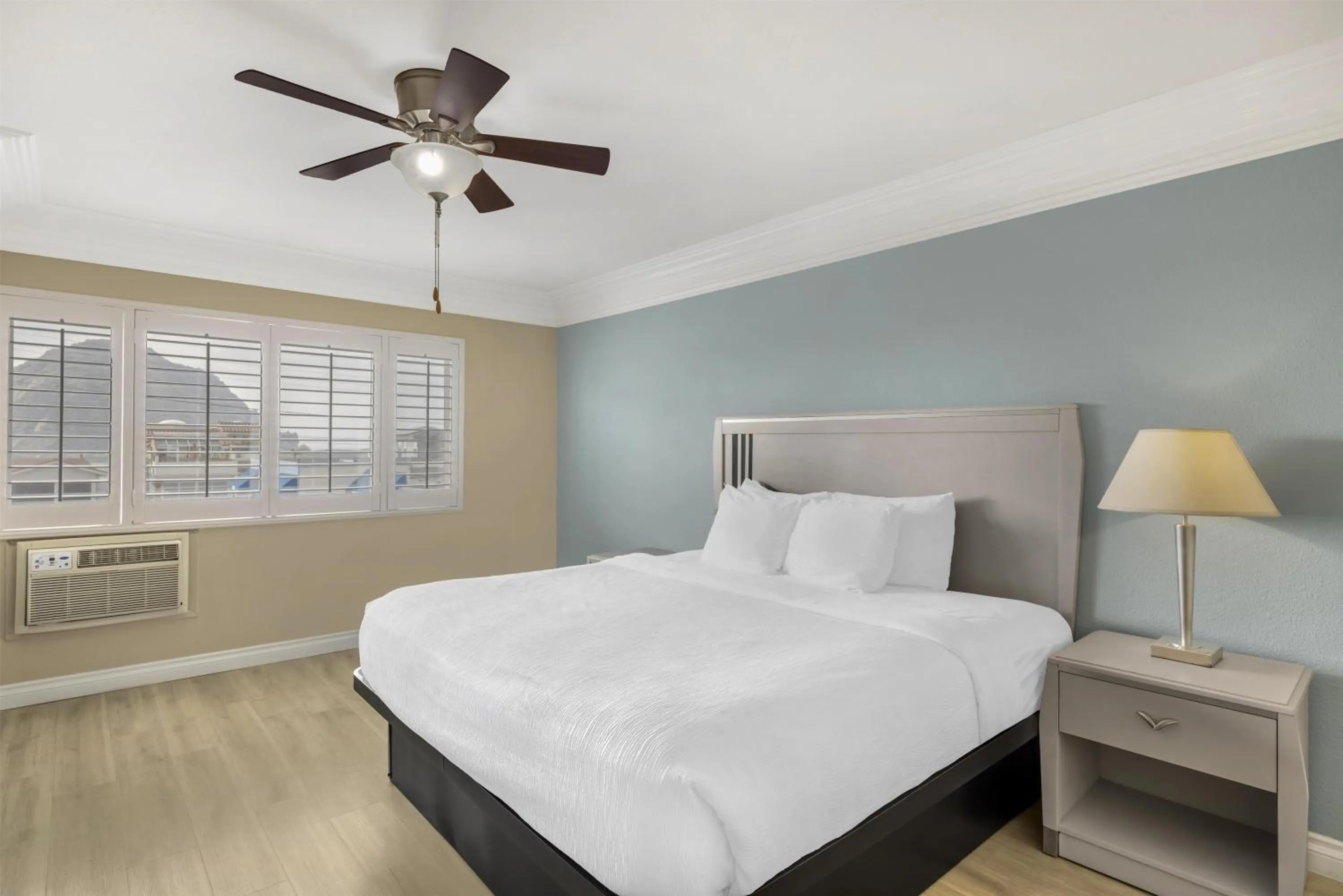 Bedroom, Bed in Best Western Tradewinds