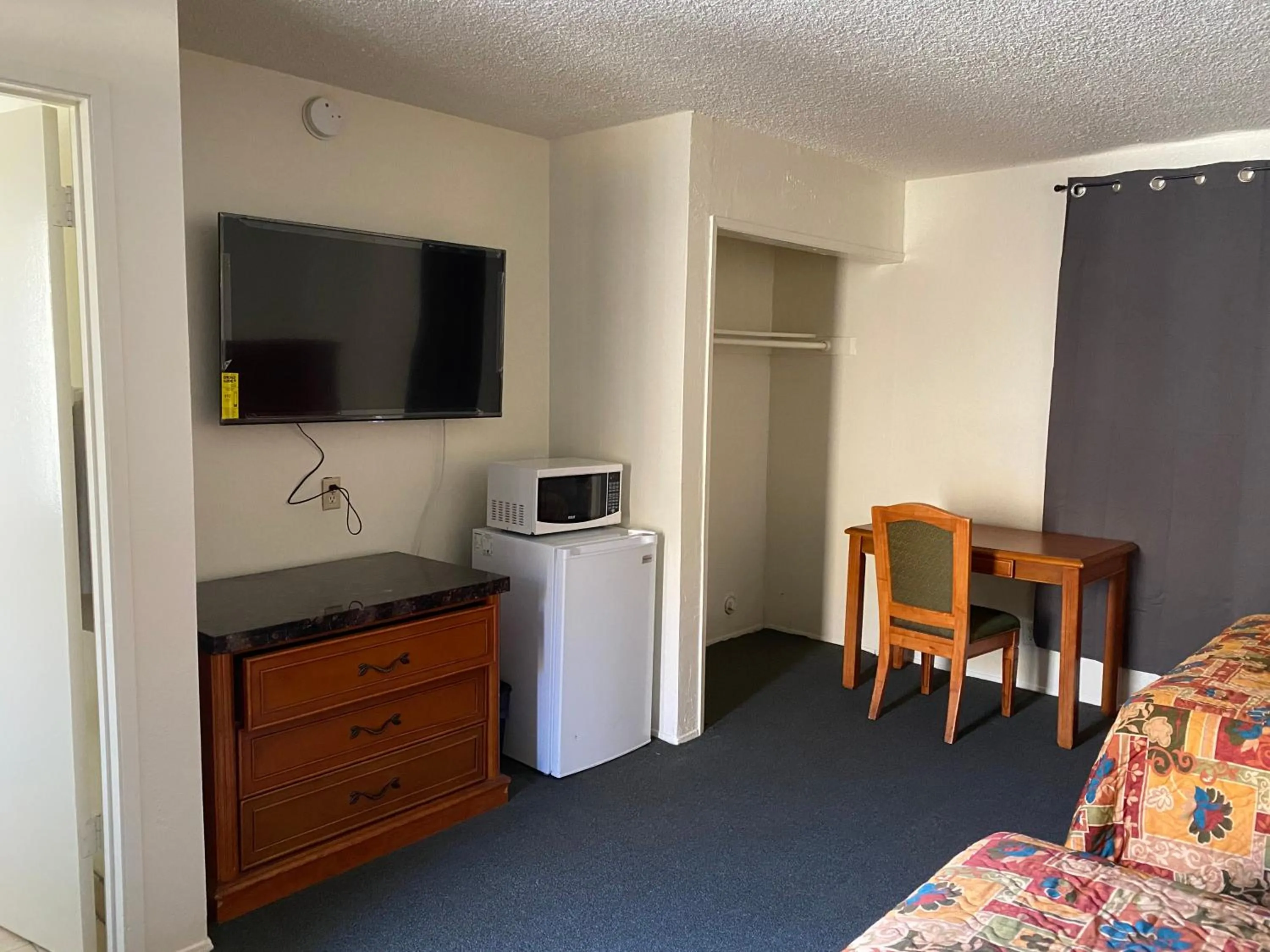 TV and multimedia in Golden Hills Motel