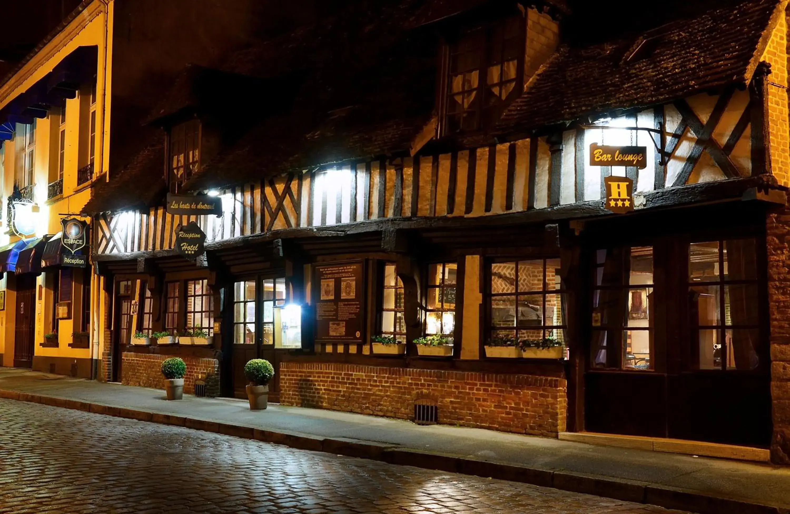 Facade/entrance in Logis Hôtel & Restaurant - Les Hauts de Montreuil Facade/entrance in Logis Hôtel & Restaurant - Les Hauts de Montreuil