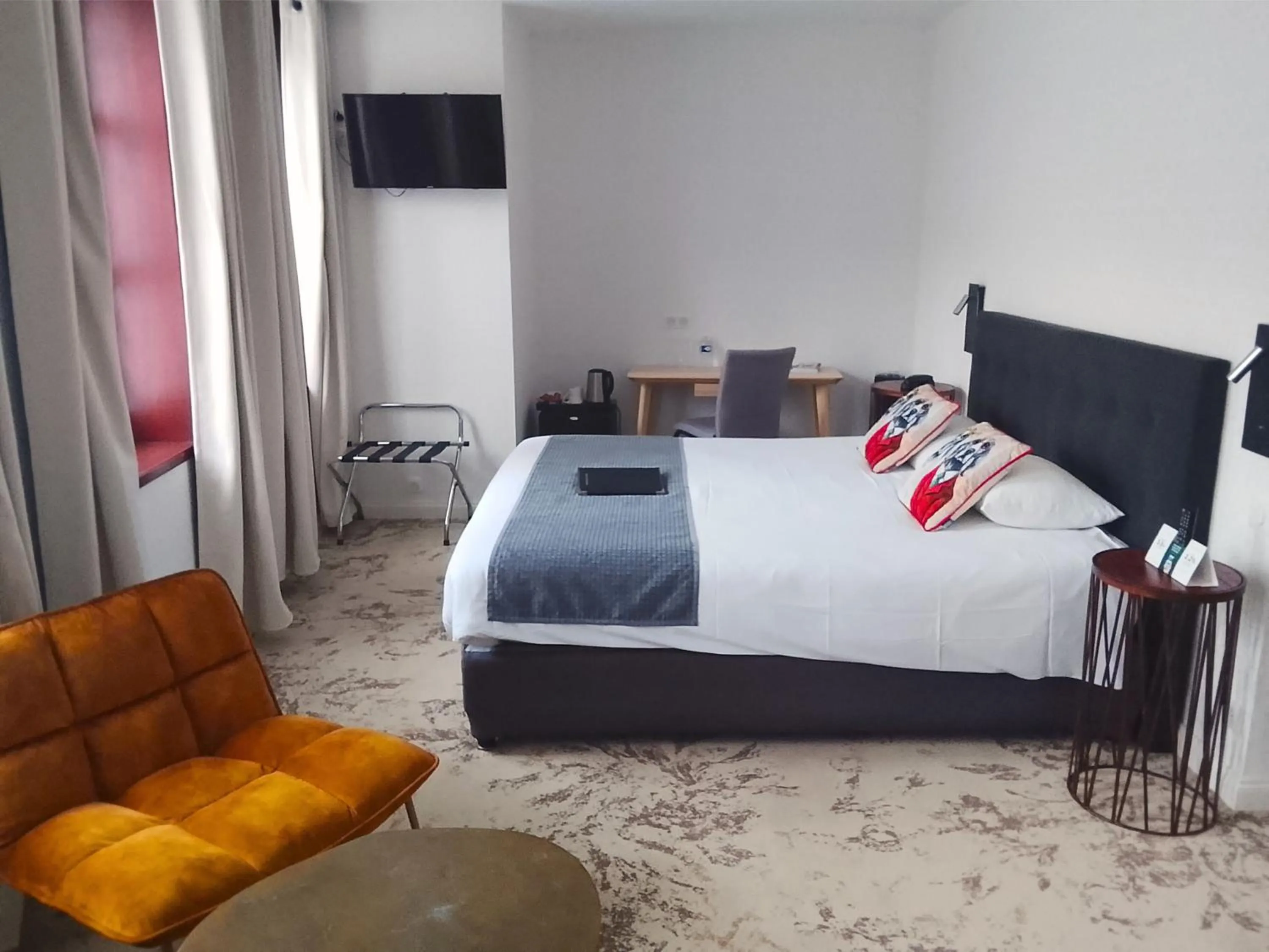 Bed in Logis Hôtel & Restaurant - Les Hauts de Montreuil