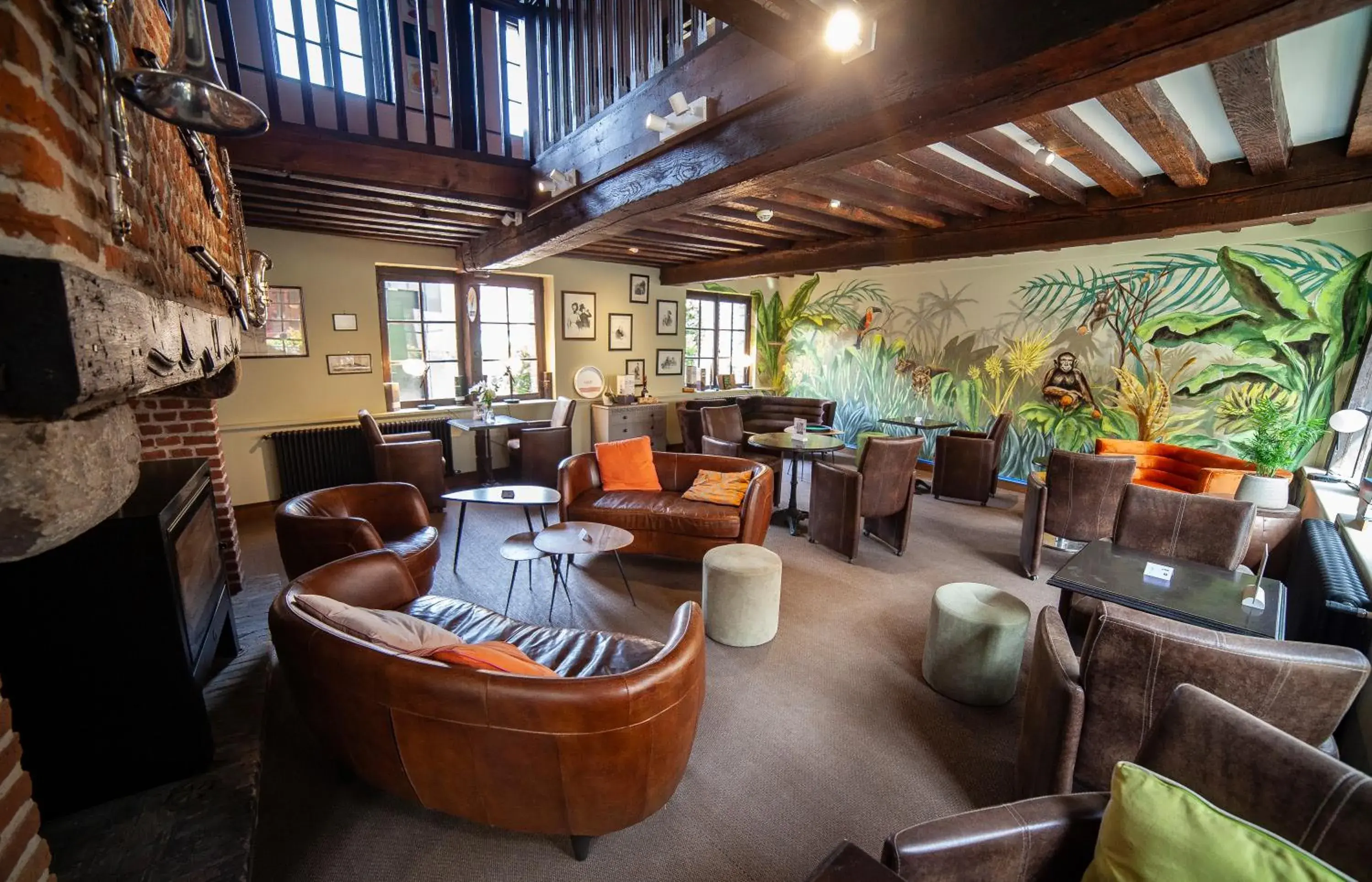 Lounge or bar in Logis Hôtel & Restaurant - Les Hauts de Montreuil Lounge or bar in Logis Hôtel & Restaurant - Les Hauts de Montreuil