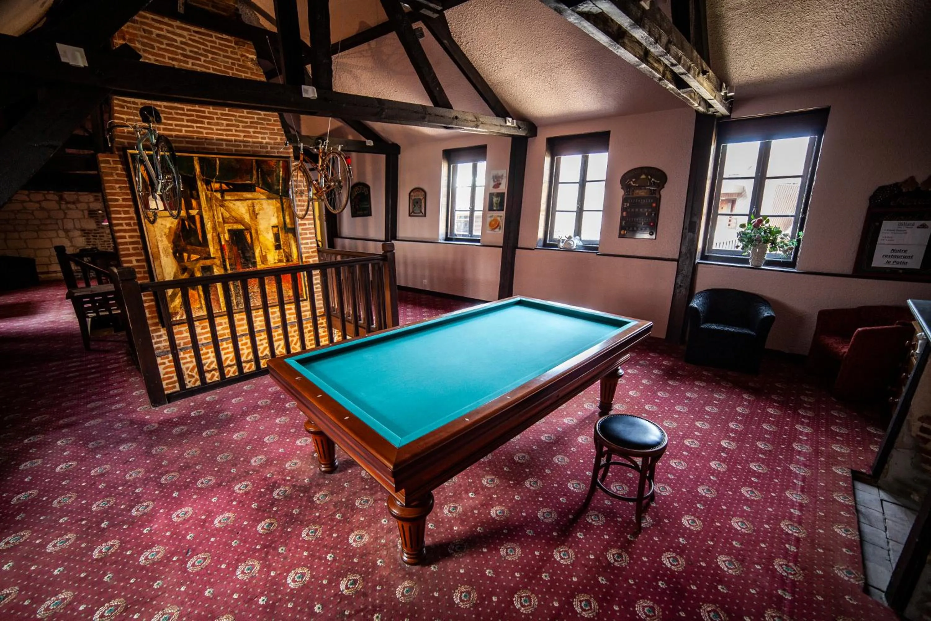 Billiard in Logis Hôtel & Restaurant - Les Hauts de Montreuil